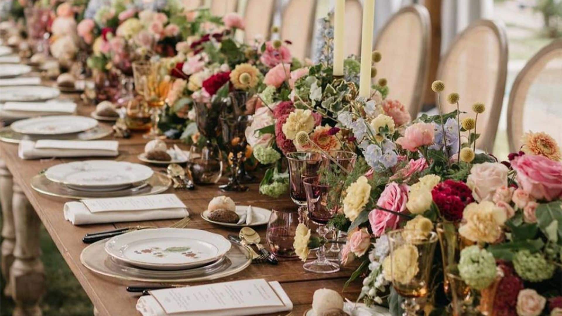 Los centros de mesa a todo color perfectos para novios amantes de las flores