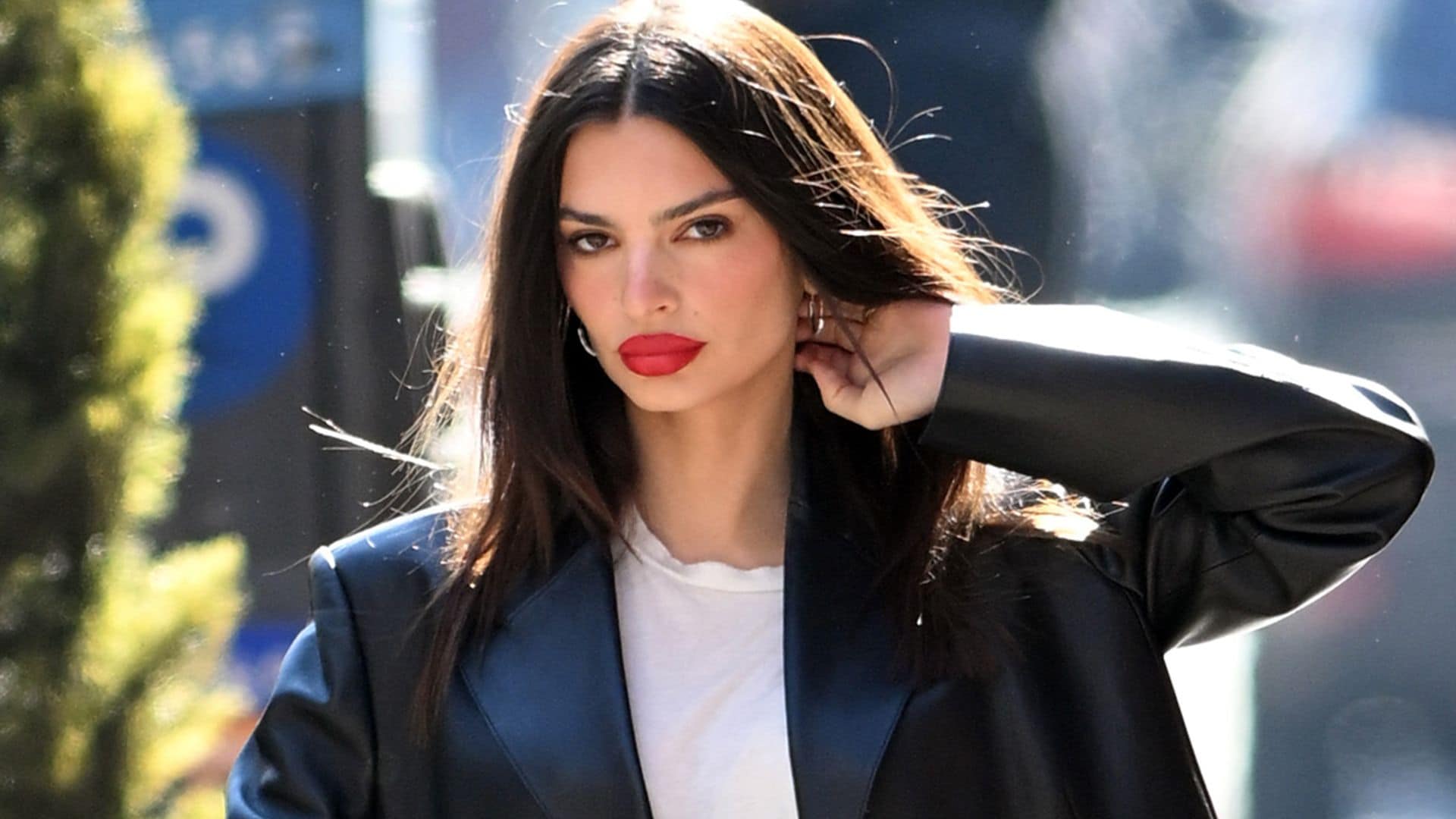 De Emily Ratajkowski a Hiba Abouk: esta primavera los labios serán súper rojos