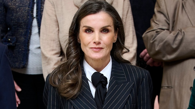 Reina Letizia con traje de raya diplomática y pañuelo de corbata