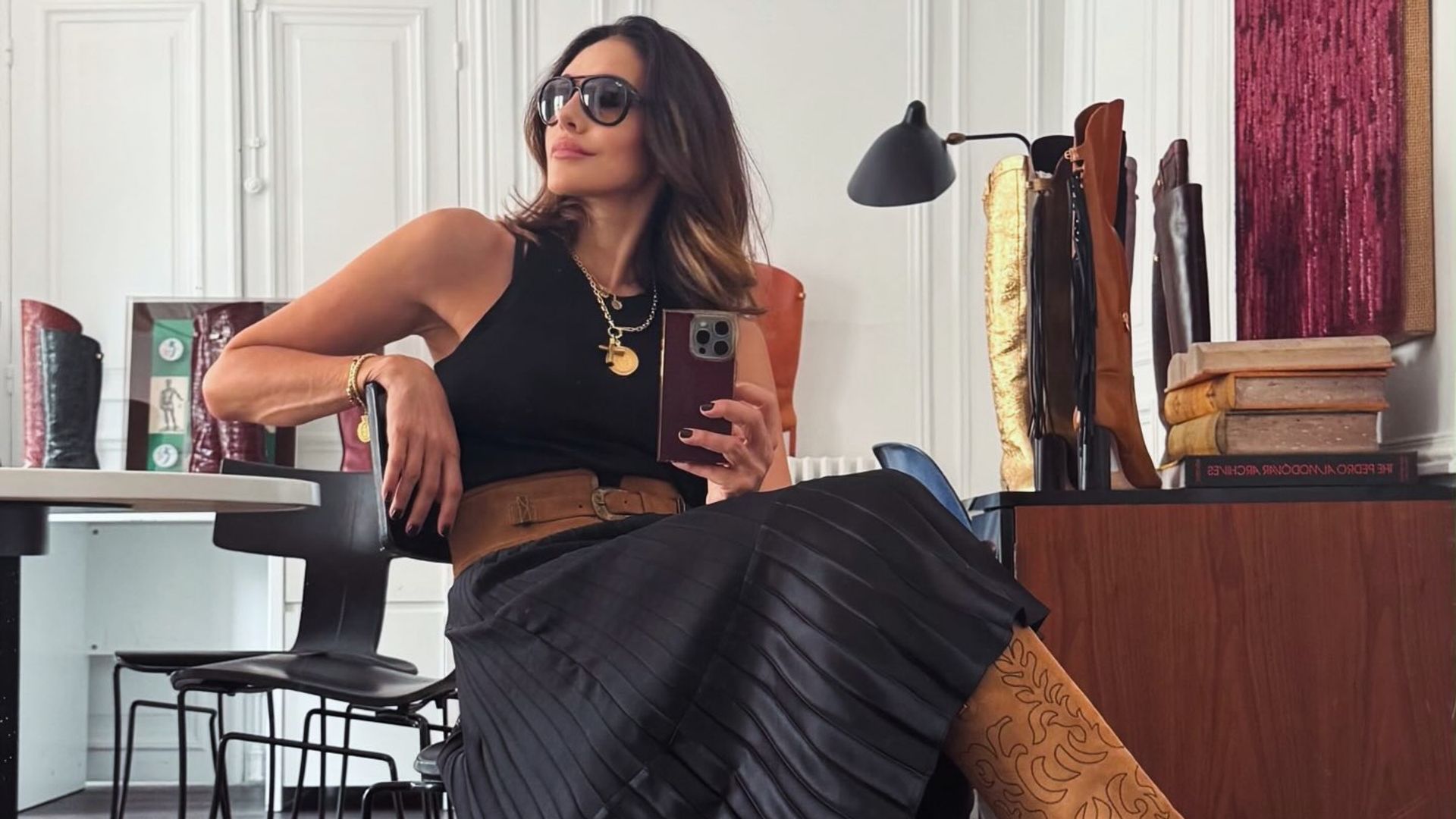 Adriana Abascal, con vestido y botas cowboy en verano