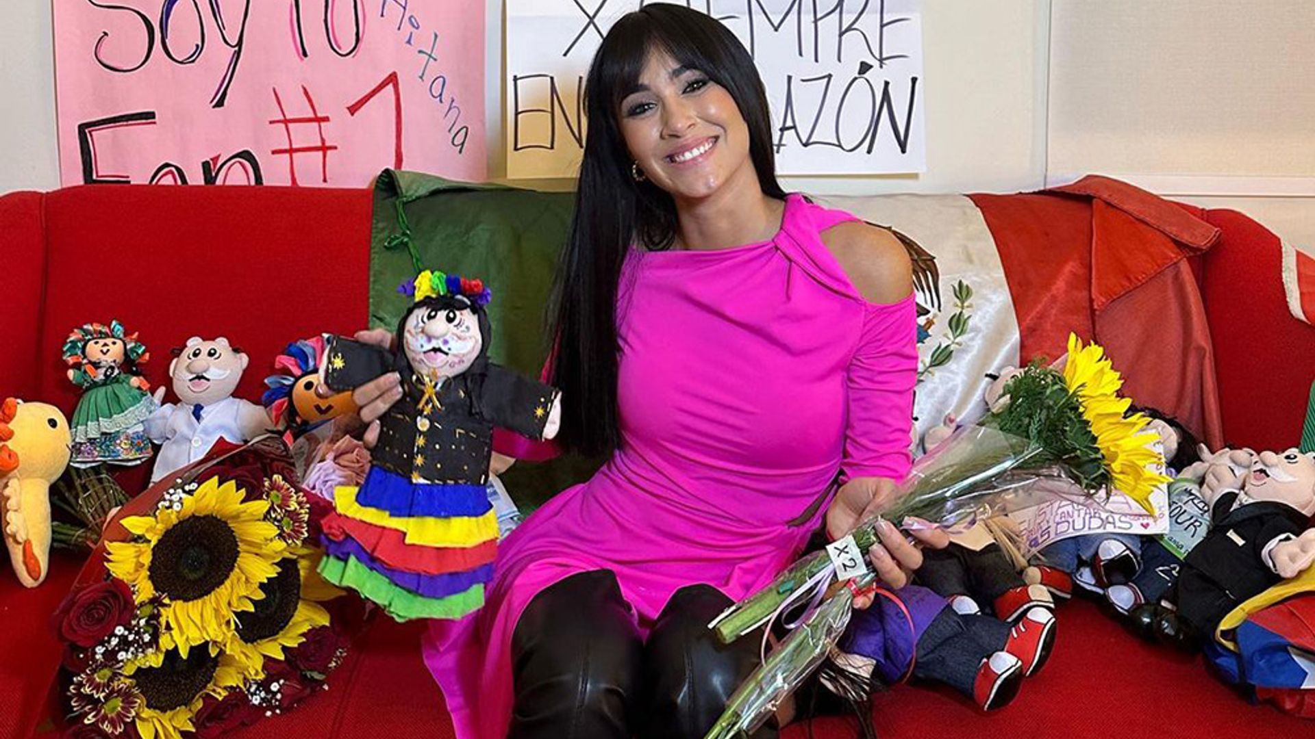 Aitana arriesga con el vestido 'Barbiecore' que guarda una curiosa relación con Rosalía