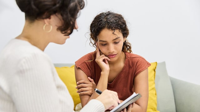 Mujer en terapia de psicología