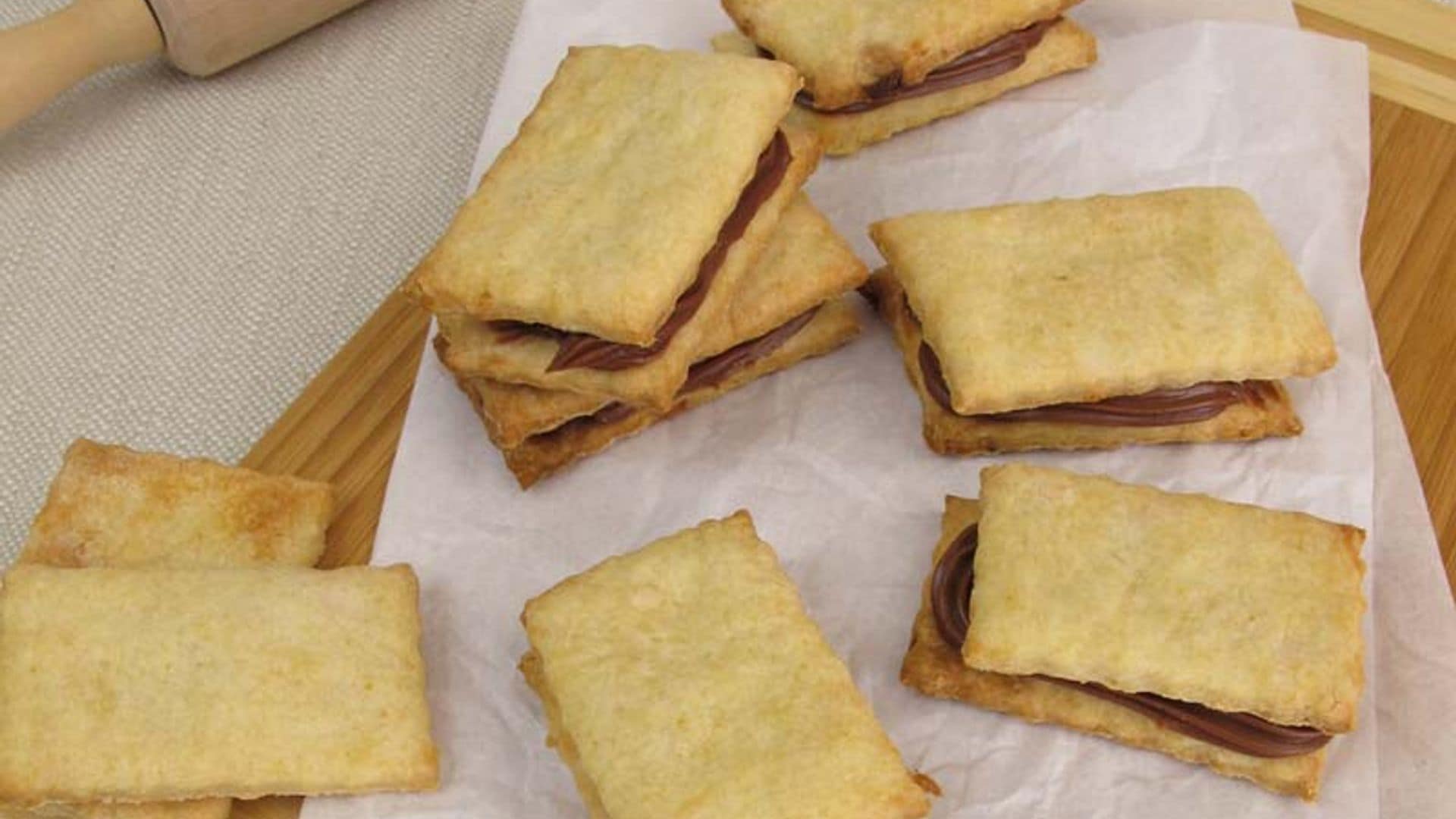 Sándwiches de galleta rellenos de crema de chocolate y almendra