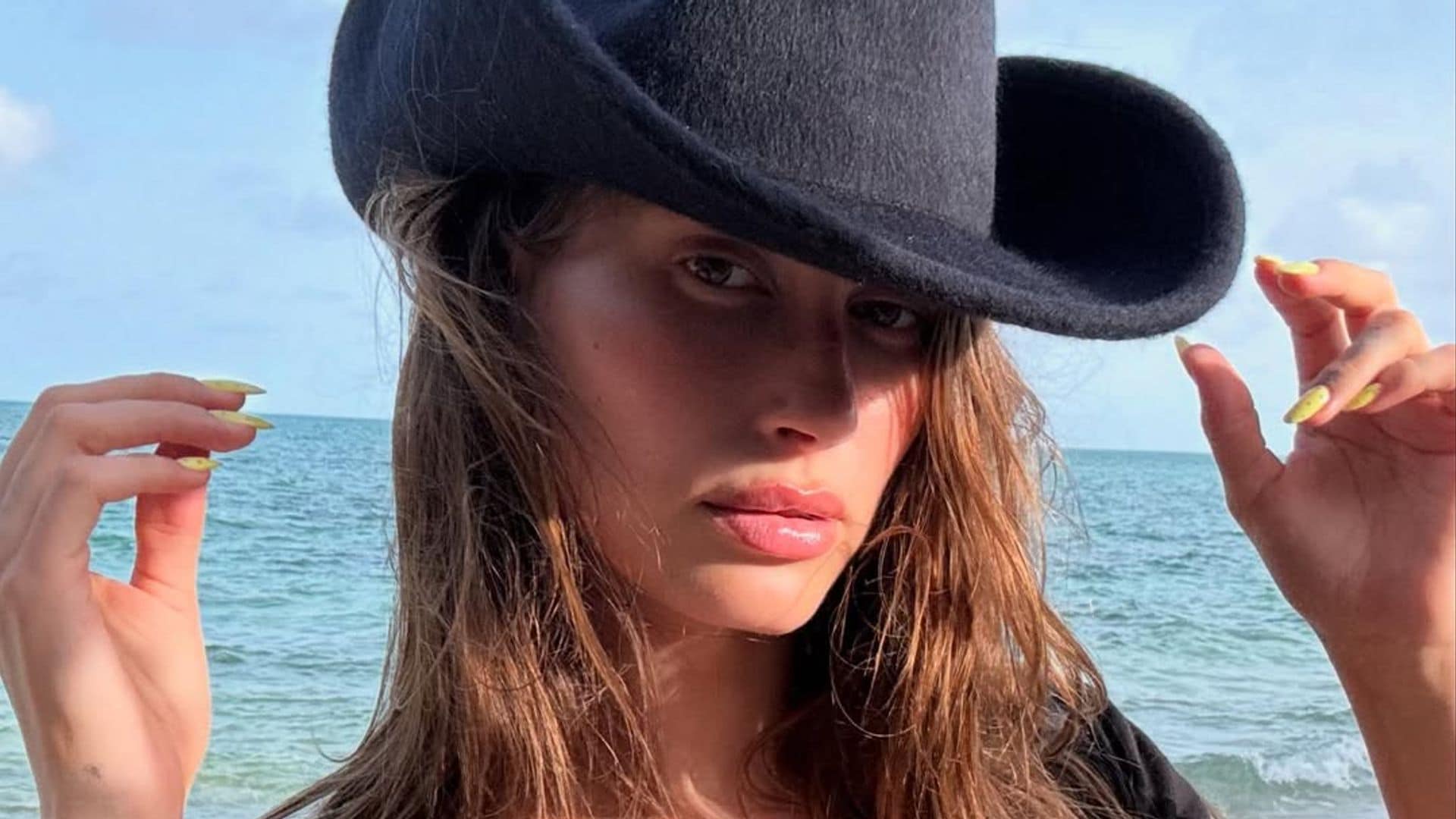 Este es el nuevo tono de amarillo que reinará en 2025, según Hailey Bieber