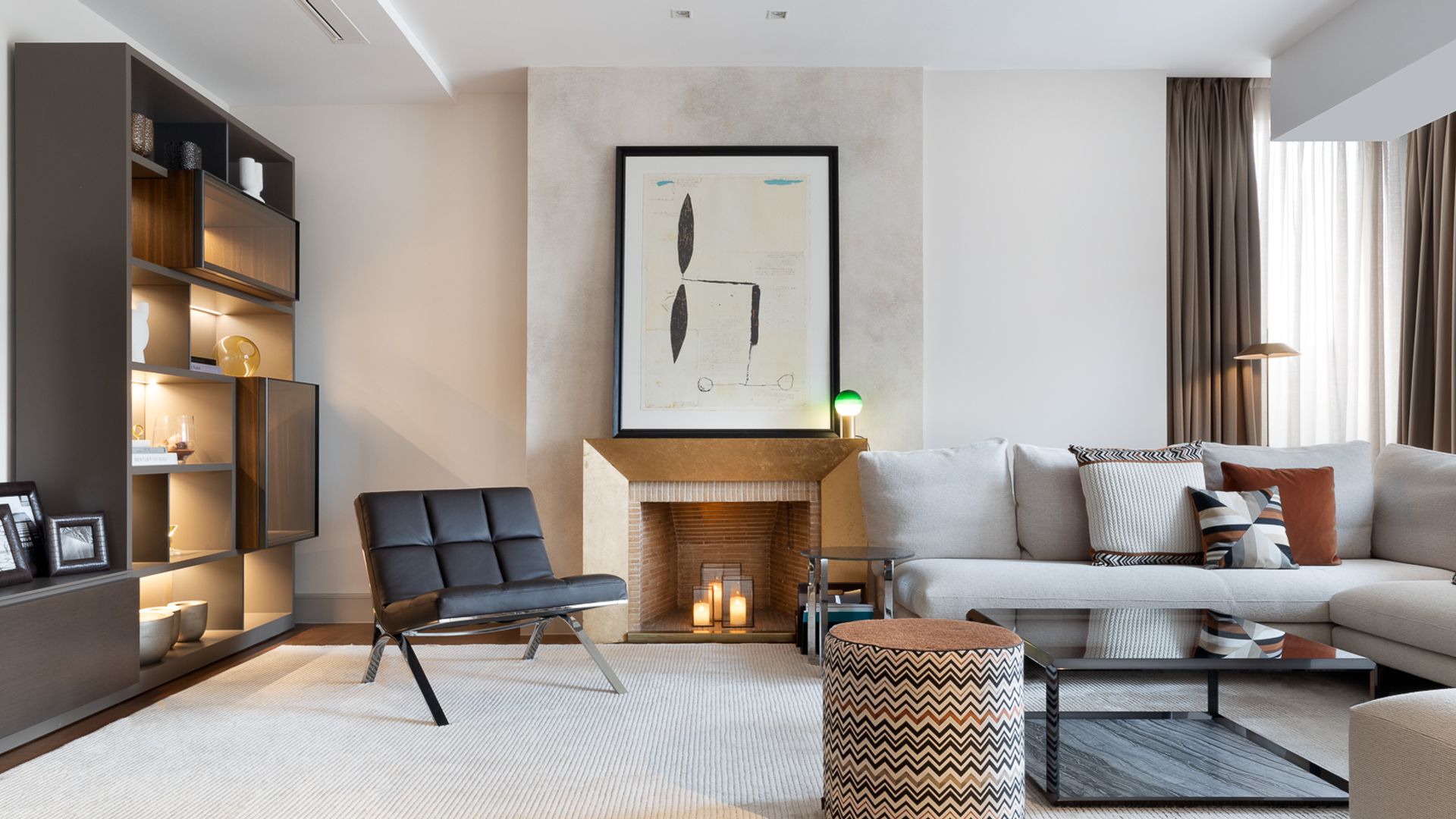 Salón con una gran alfombra