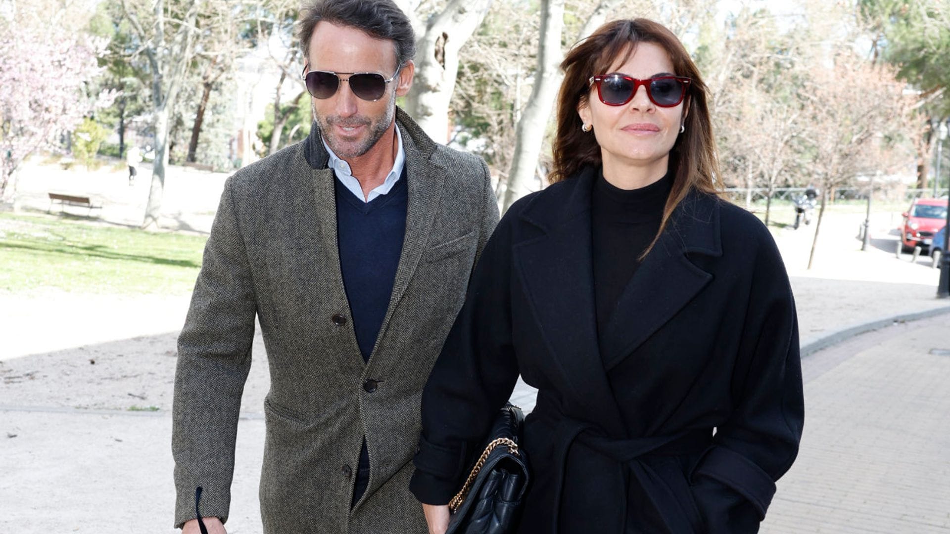 Álvaro Muñoz Escassi, junto a María José Suarez, arropa a Lara Dibildos en la capilla ardiente de su madre