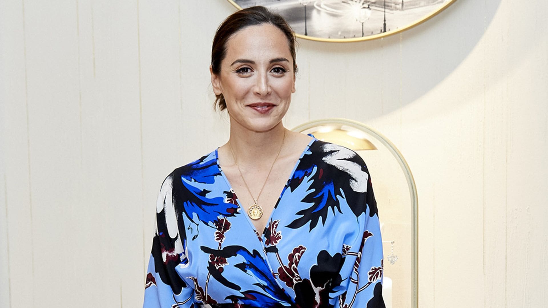 Tamara Falcó posa con el vestido bordado ideal para las últimas semanas del verano