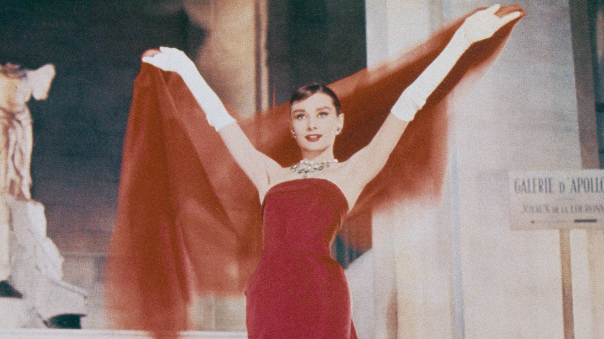 El cine se viste de rojo, el color de la Navidad: los diseños inolvidables que nos hacen soñar desde el sofá