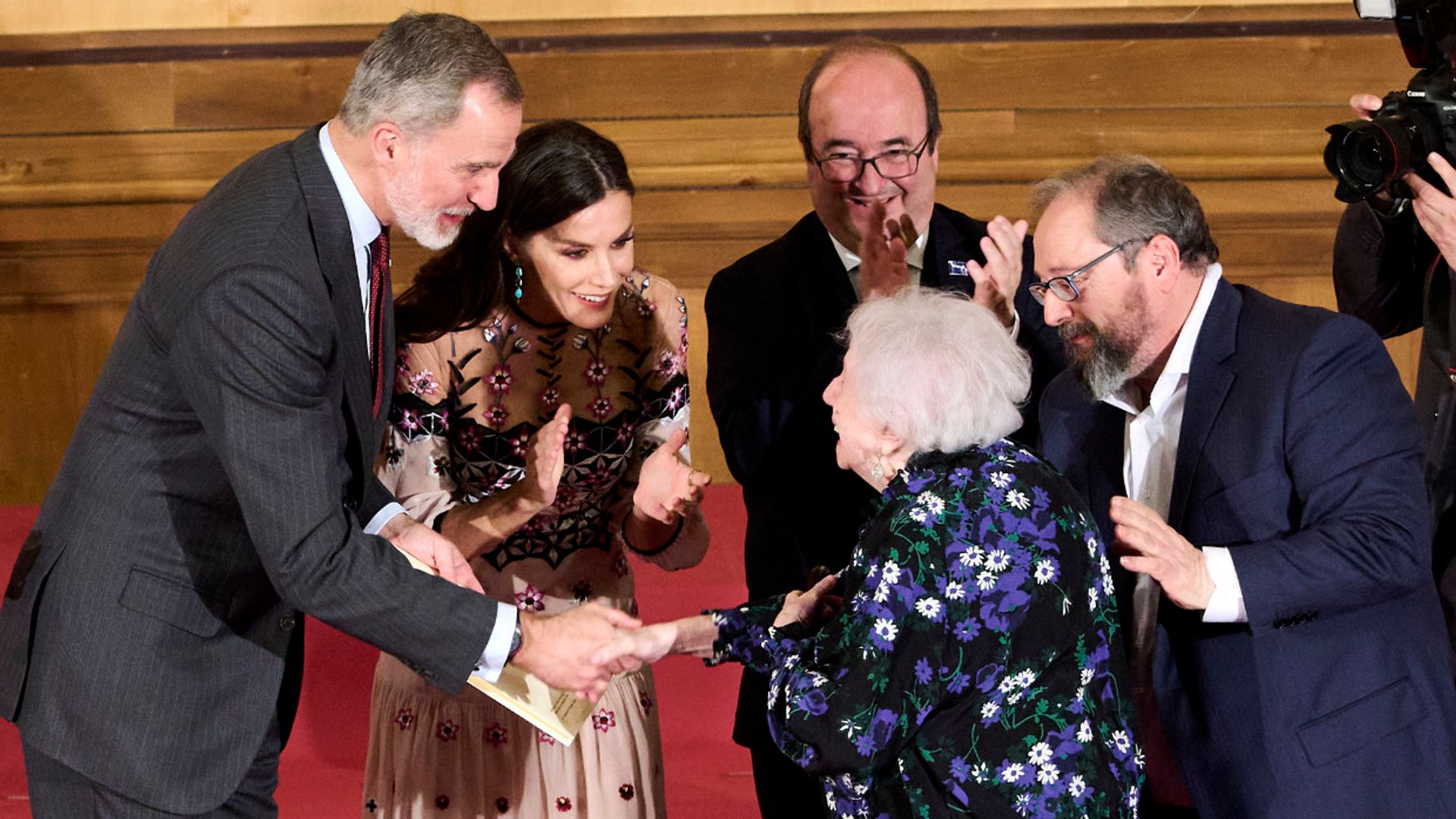 El entrañable momento de los reyes Felipe y Letizia con la organista Montserrat Torrent i Serra, de 96 años