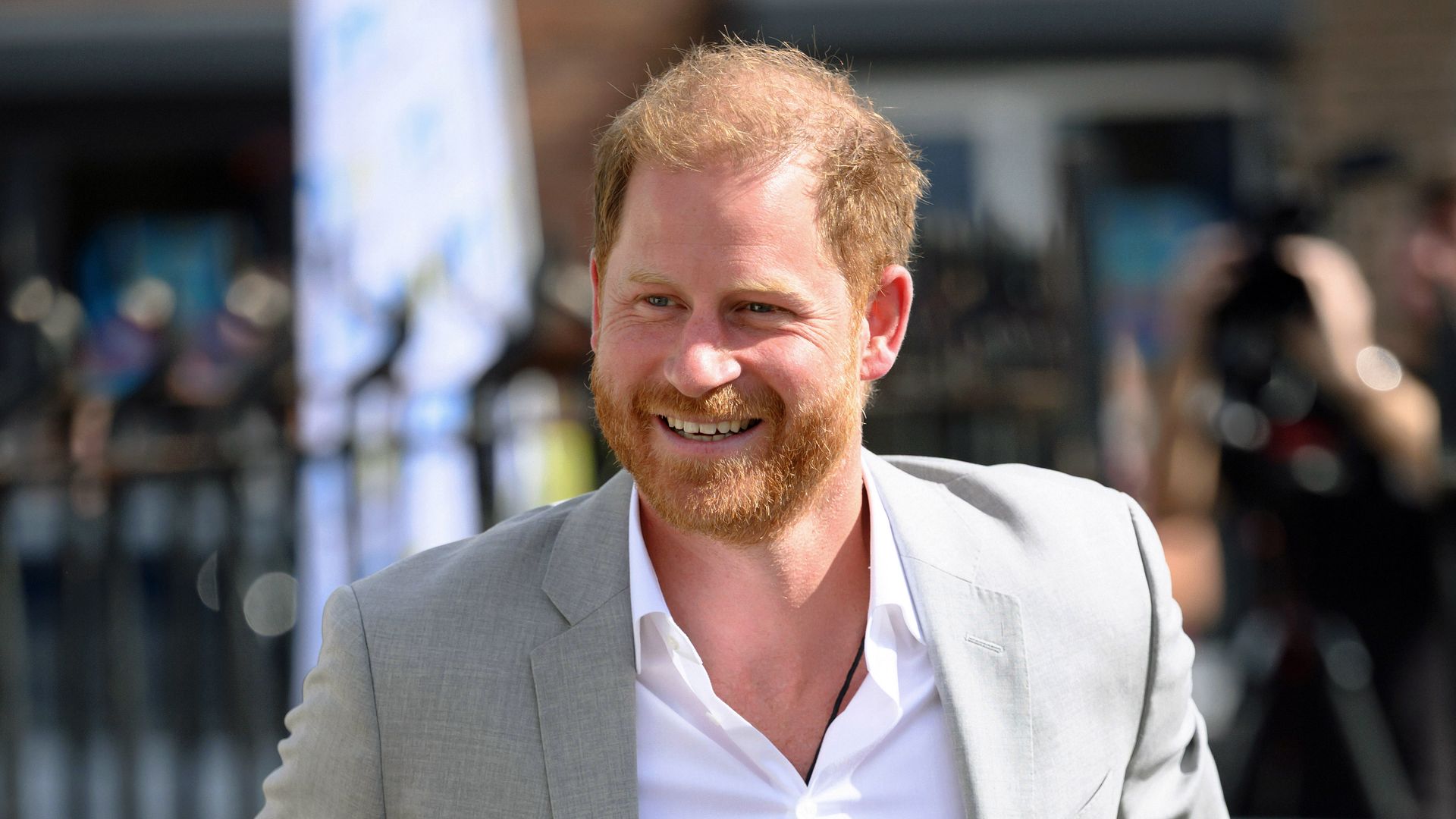 ハリー王子は、彼の兄弟ウィリアム王子から離れてイギリスで彼の議題を満たしています