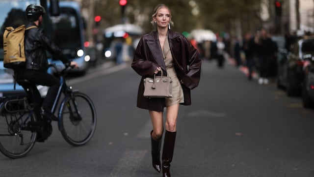 Blazer de cuero y botas altas con vestido beige