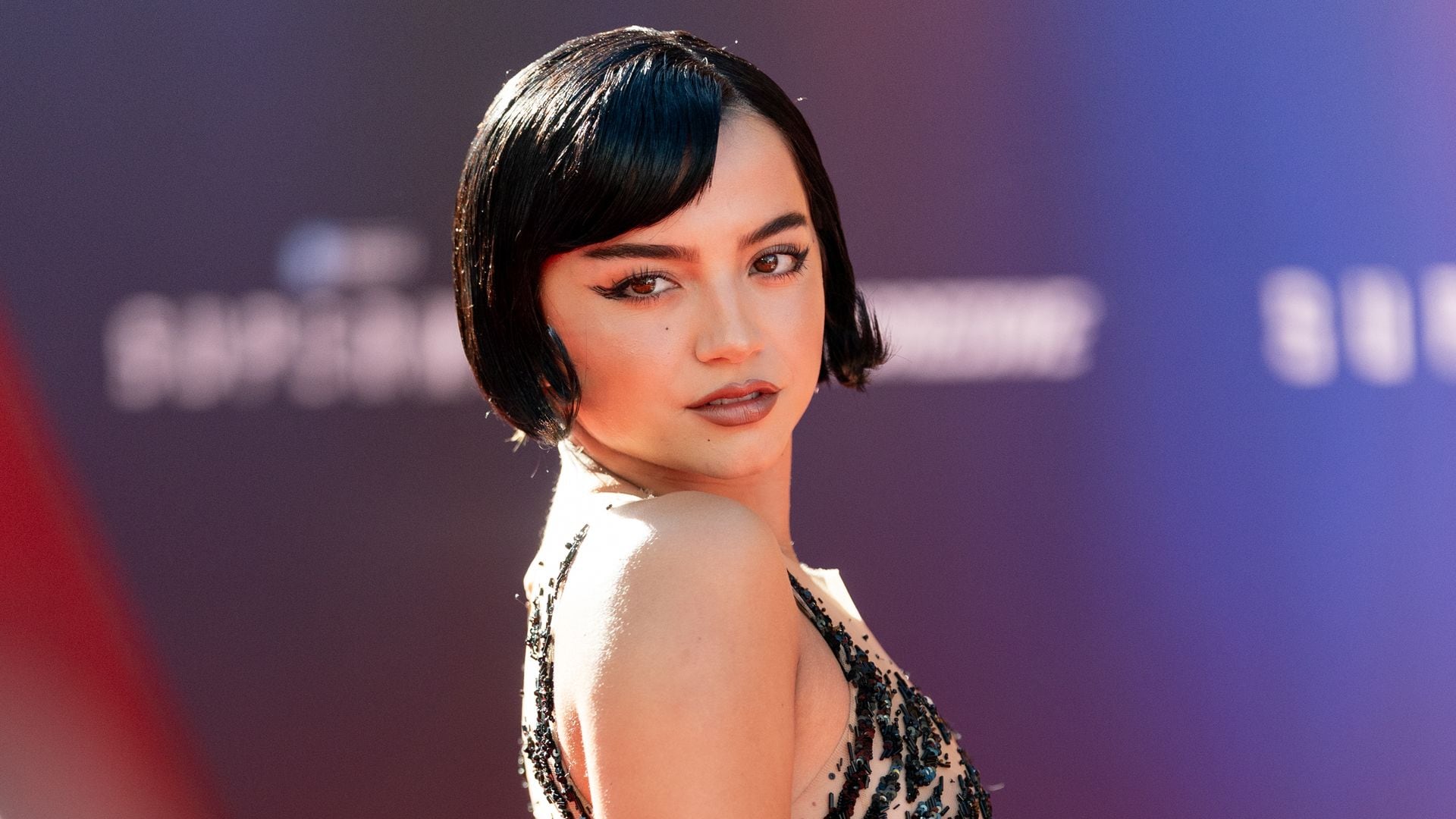 Isabela Merced luce un 'beauty look' de los años 20 para la premier de 'Superman'