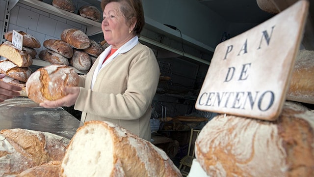 panadera en la plaza de abastos ourense2