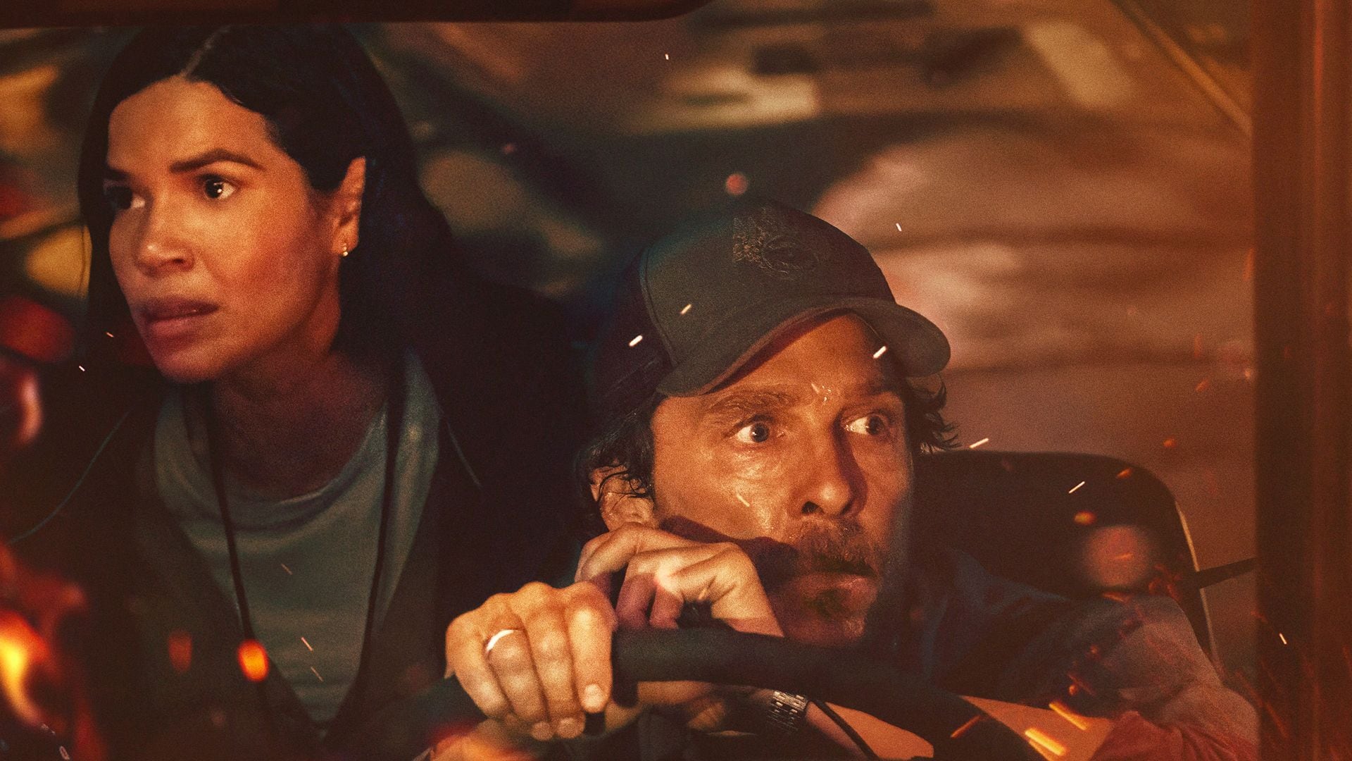 America Ferrera y Matthew McConaughey en "The Lost Bus" de Apple TV+.
