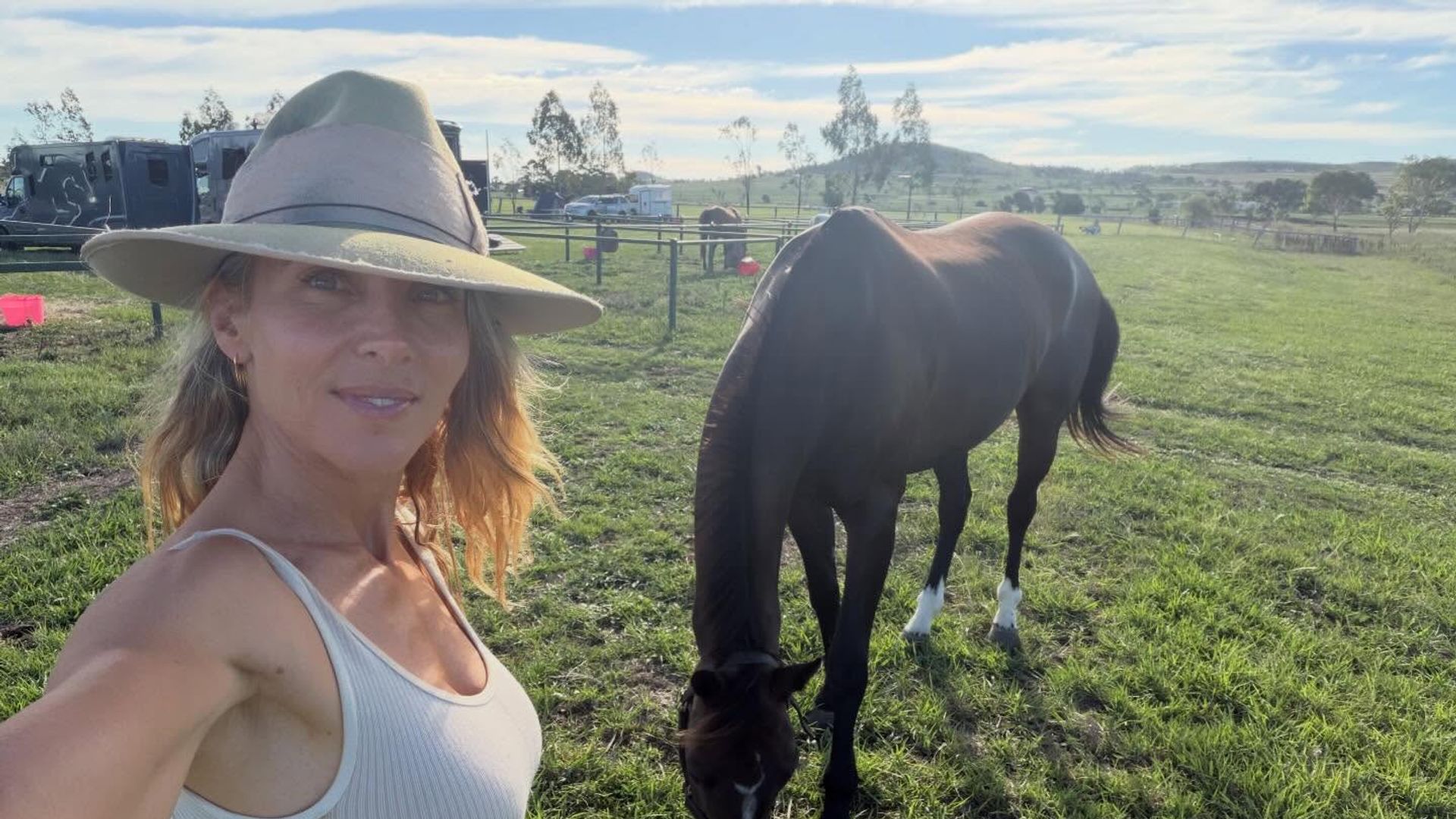 Elsa Pataky presume de la destreza de su hija India Rose en el rodeo: "Mi salvaje"