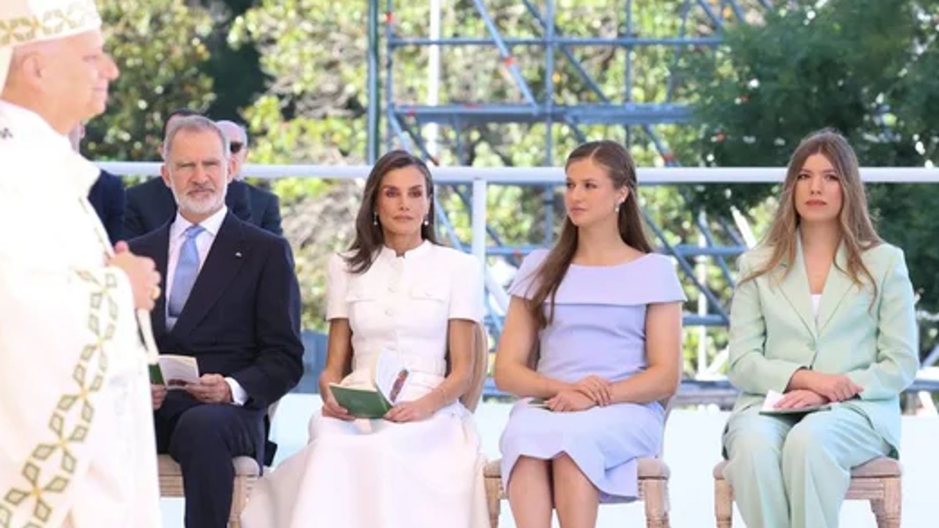 Cristina Reyes, estilista, sobre los looks de la princesa Leonor en la visita del Papa: "Marcar su silueta ha sido un acierto"