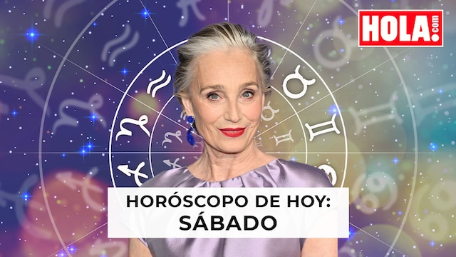 Kristin Scott Thomas en primer plano, de fondo la rueda del zodiaco