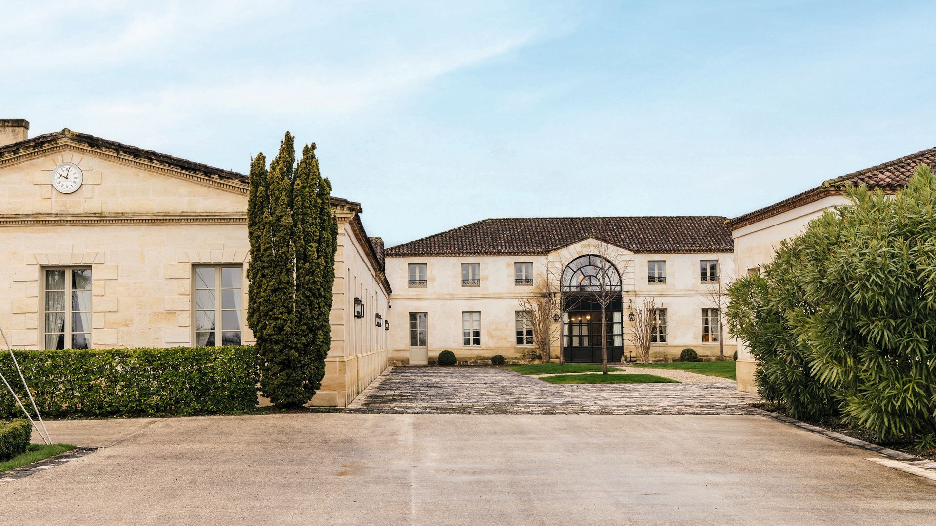 Vistas del exterior del Château Montrose, refugio familiar de Charlotte Bouygues al norte de Burdeos