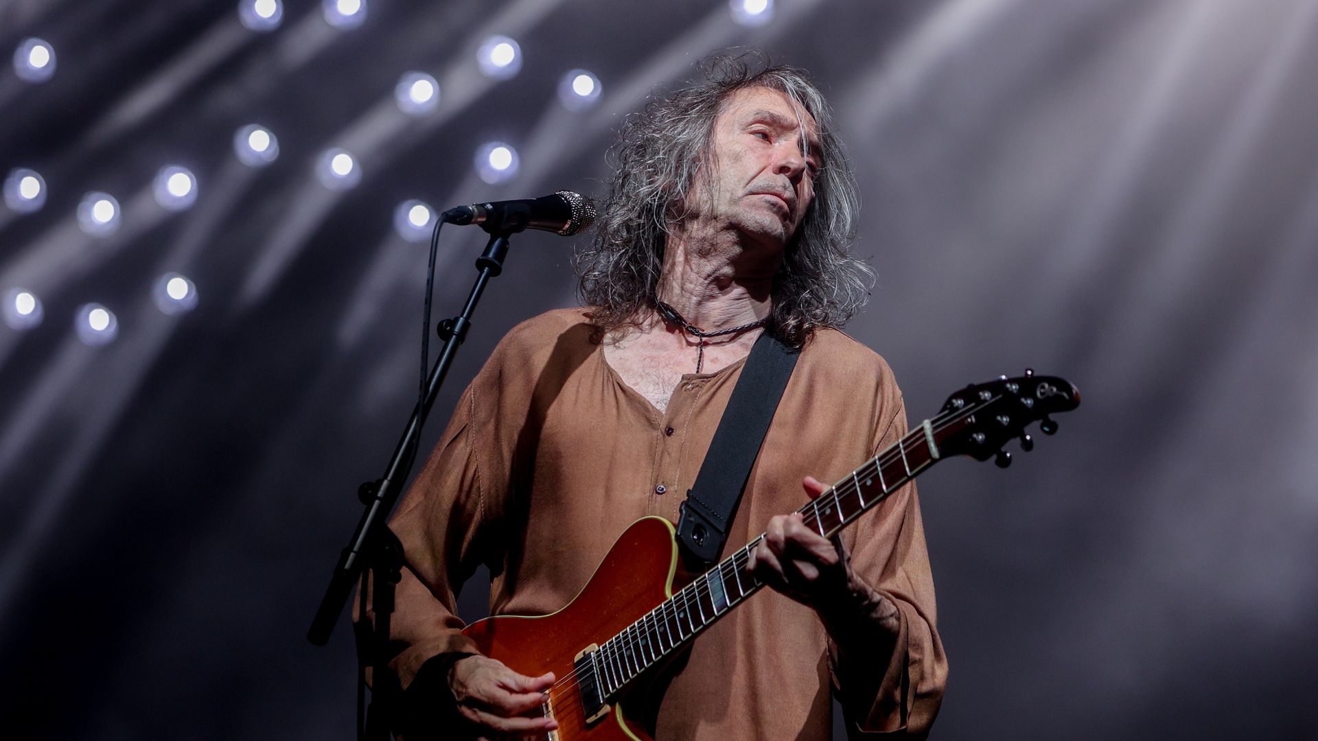 El cantante Roberto Iniesta, 'Robe', durante un concierto en el Auditorio Miguel Ríos, a 25 de mayo de 2024, en Rivas-Vaciamadrid, Madrid (España)
