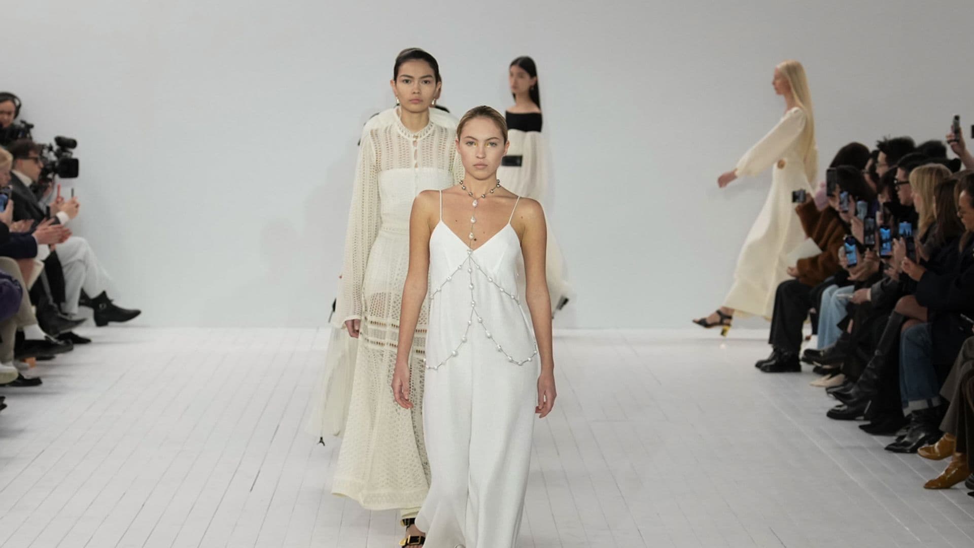 De Lila Moss a Kirsty Hume: diferentes generaciones de supermodelos sobre la pasarela de París