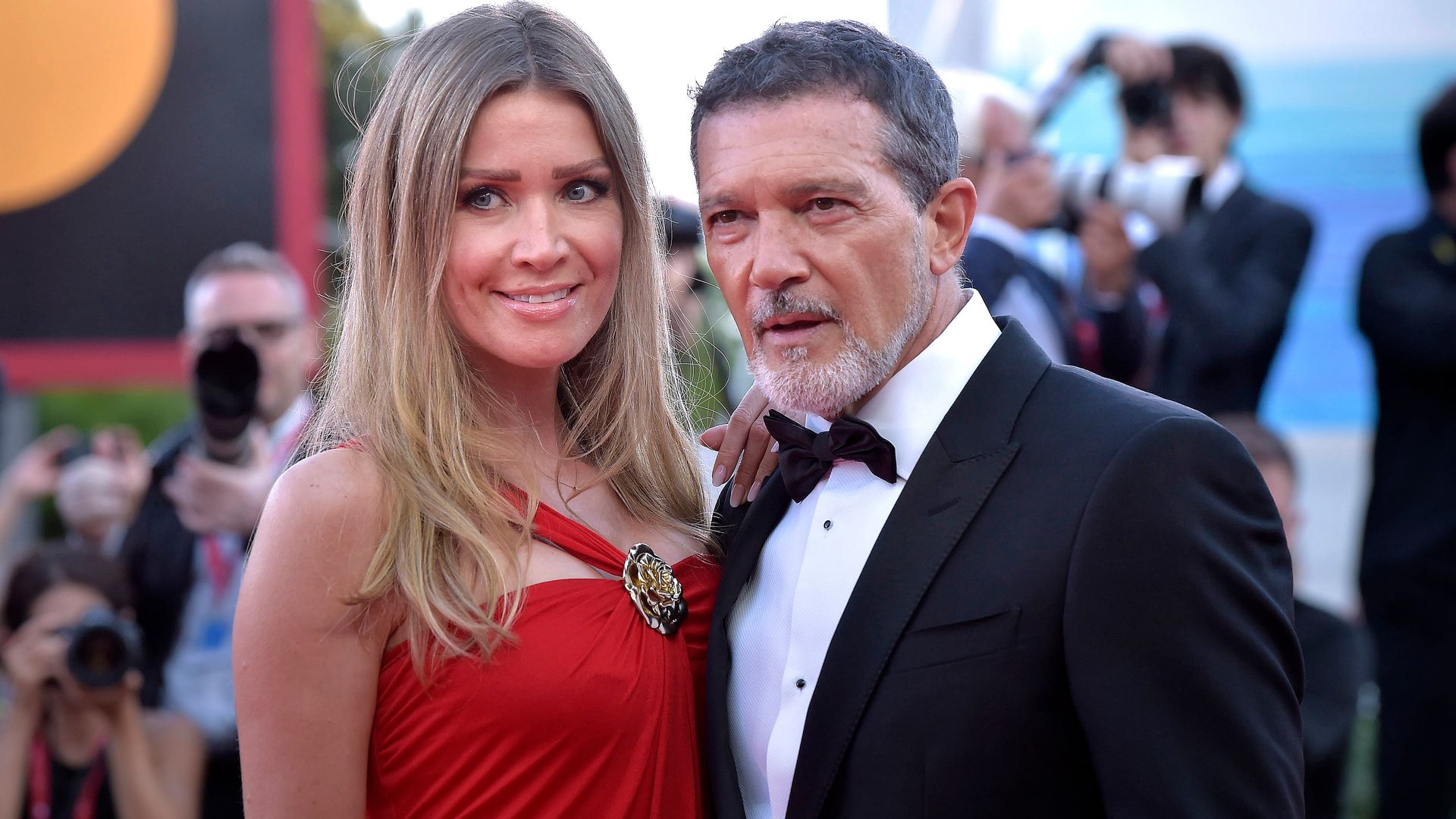 La reacción de Nicole Kimpel al preguntarle por la boda de Stella, hija de Antonio Banderas, cuyos detalles adelantó ¡HOLA!