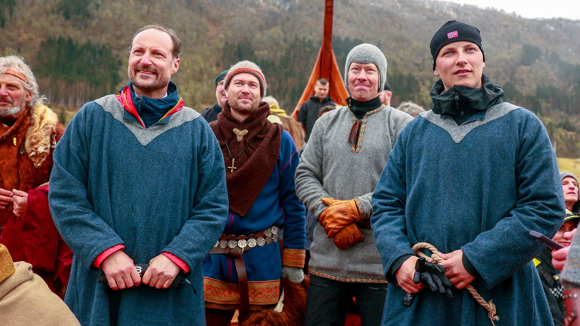 Haakon de Noruega y Sverre viajan en un barco vikingo, mientras el presente y futuro de su familia está en el aire