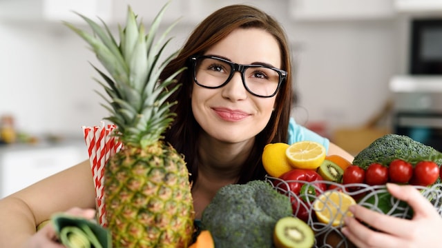 Mujer con gafas y frutas