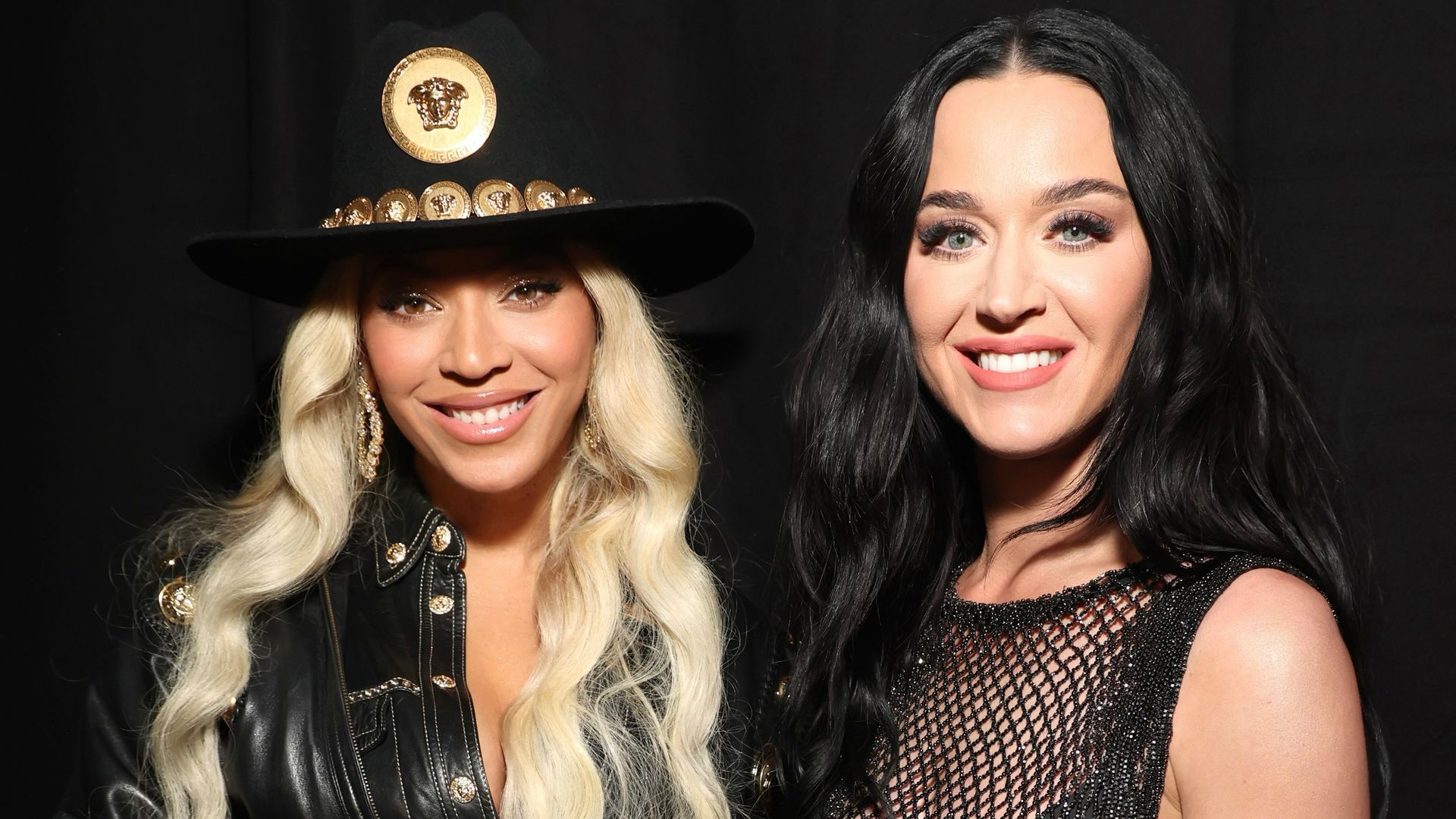 Katy Perry y Beyoncé, al borde del accidente: dos sustos de caída en pleno concierto