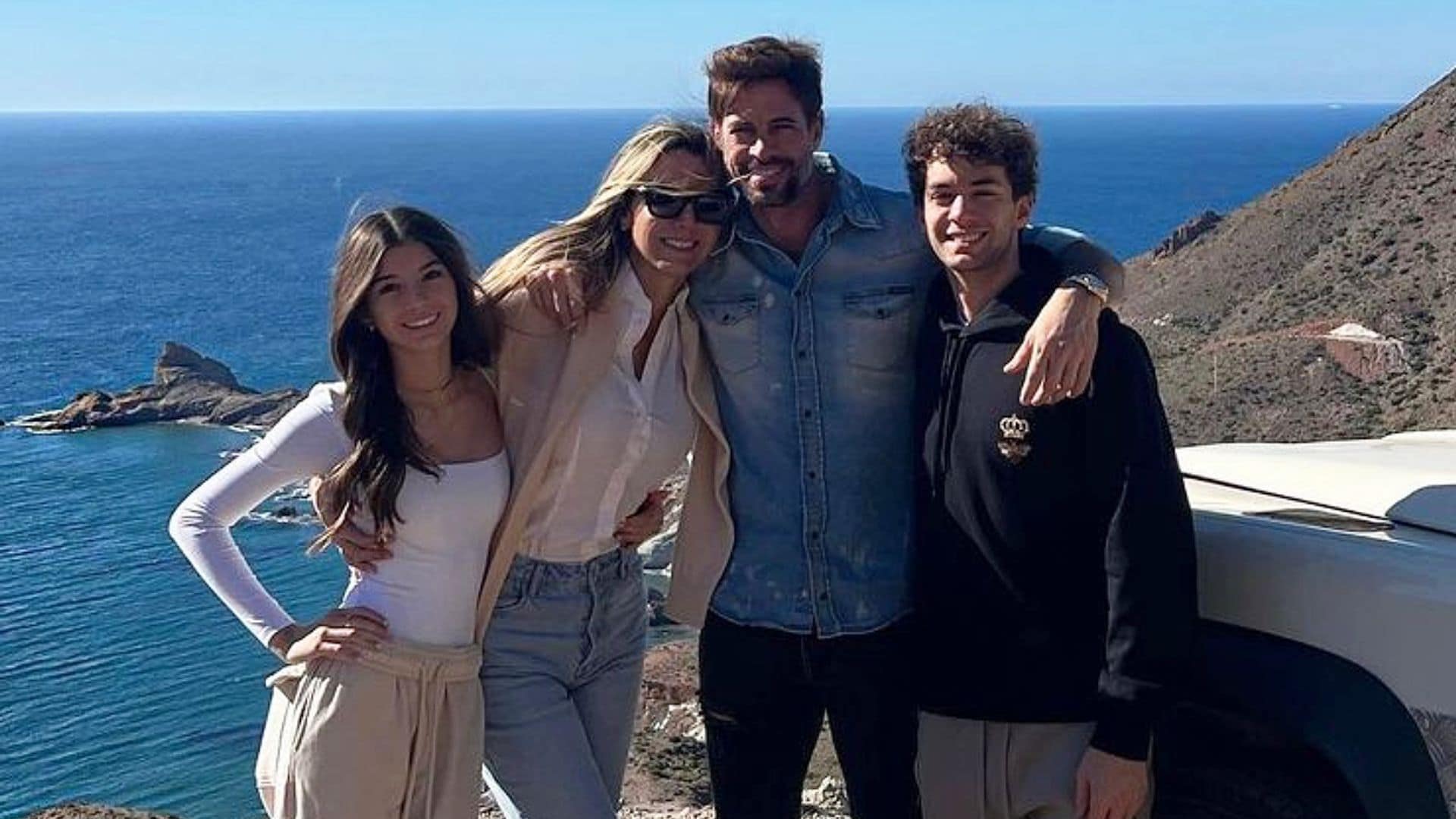 William Levy y Elizabeth Gutiérrez dan el pistoletazo de salida a la Navidad junto a sus dos hijos