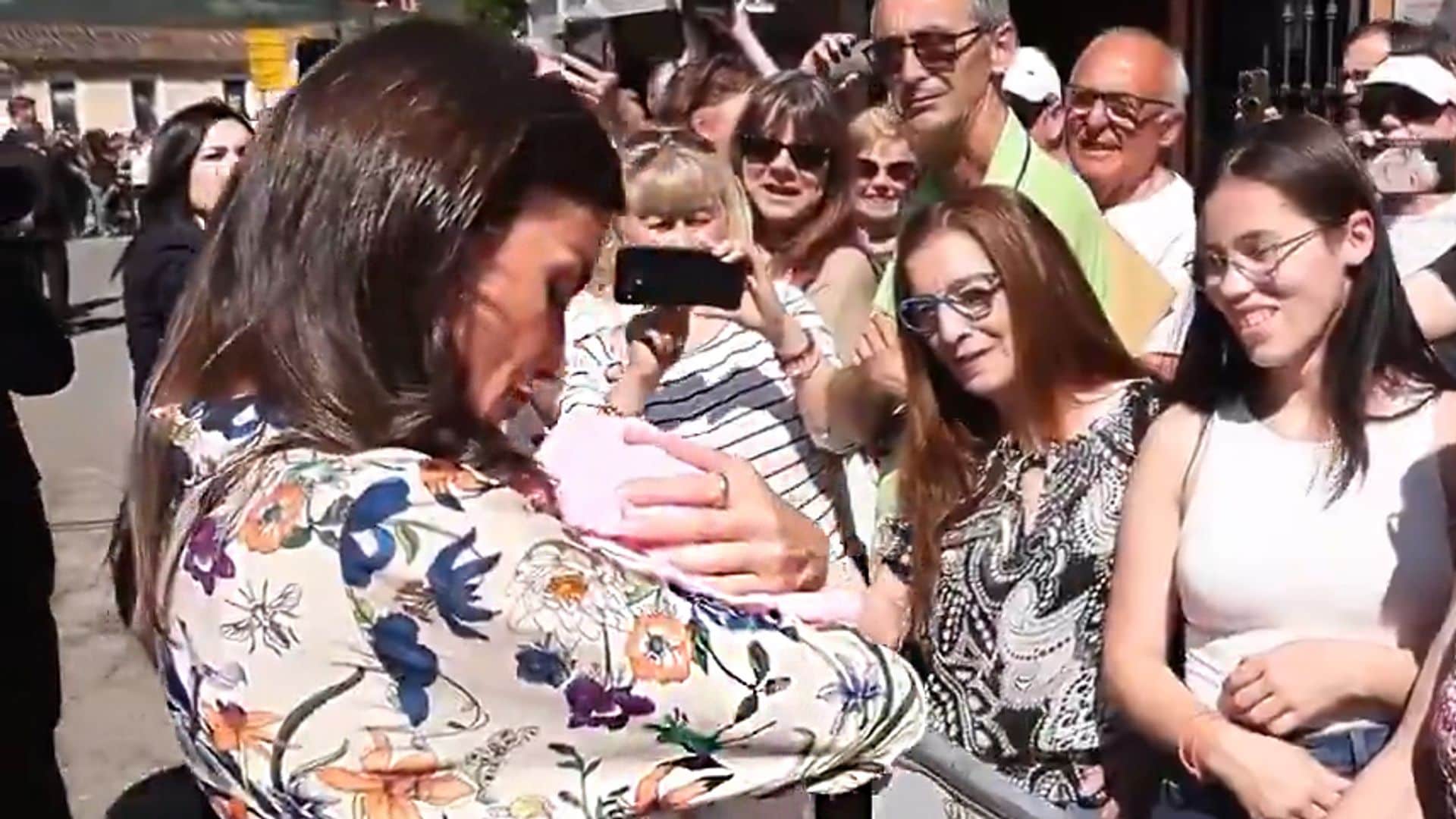 La reina Letizia muestra su lado más maternal acunando a un bebé en sus brazos