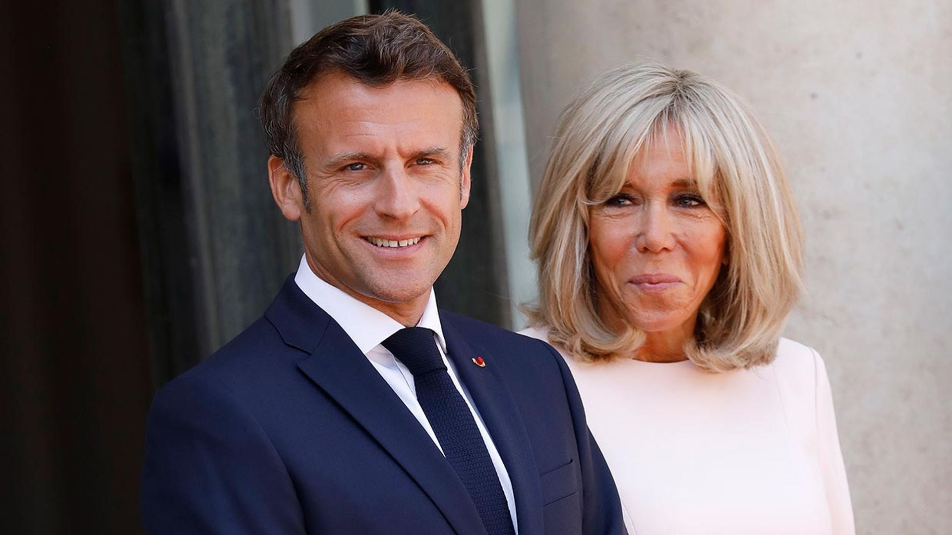 Brigitte Macron habla del huracán que desató su noviazgo con Emmanuel Macron, 25 años menor que ella