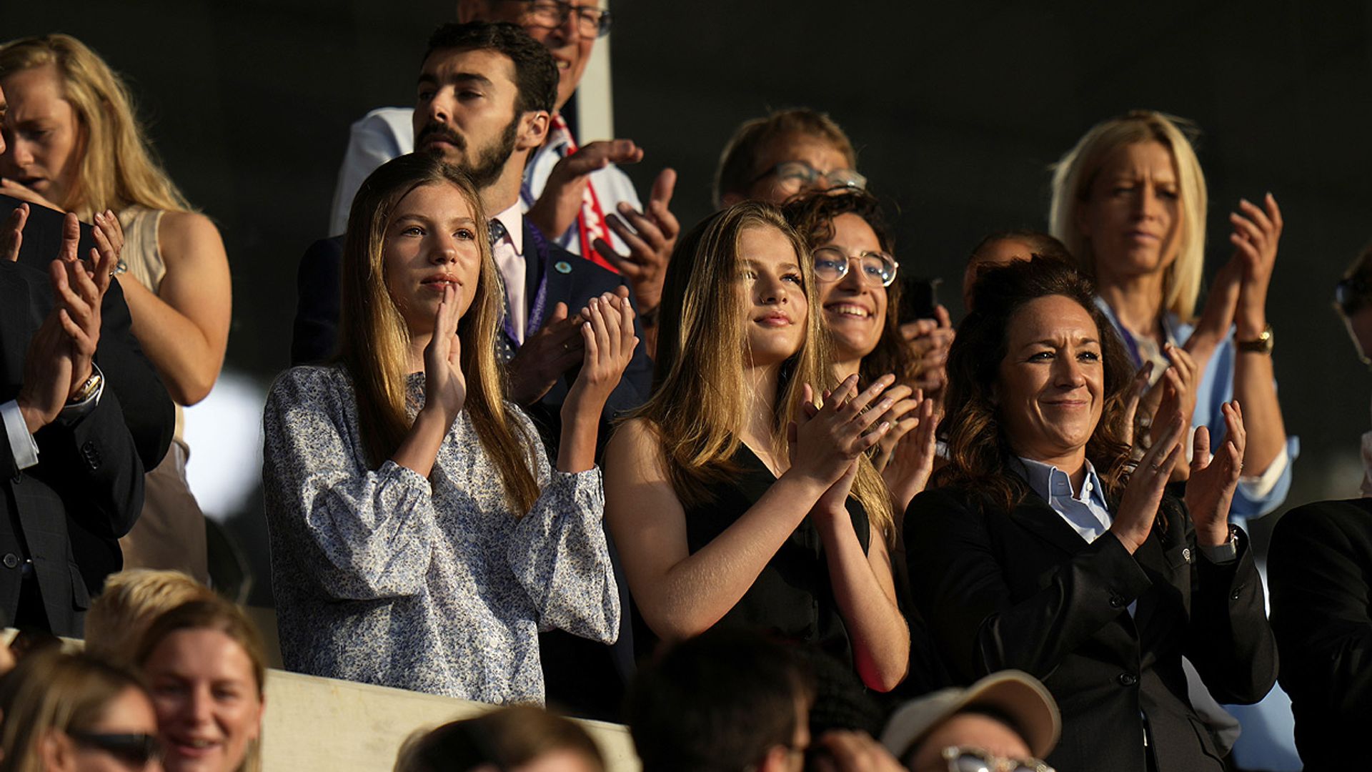 La princesa Leonor y la infanta Sofía animan a España en la Eurocopa femenina