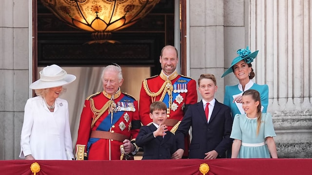 Reina Camilla, rey Carlos III,  Kate Middleton, Guillermo de Inglaterra, príncipe George, principe Louis y princesa Charlotte Trooping the Colour