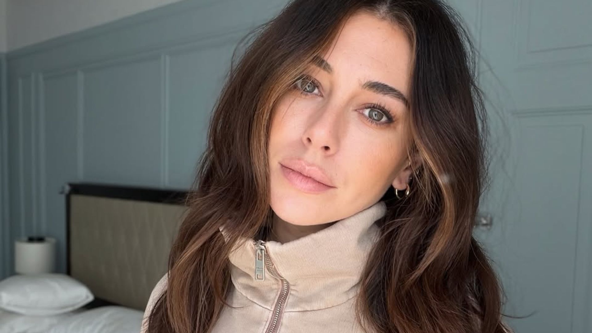 Blanca Suárez con melena natural ondulada y textura effortless tendencia cabello 2026