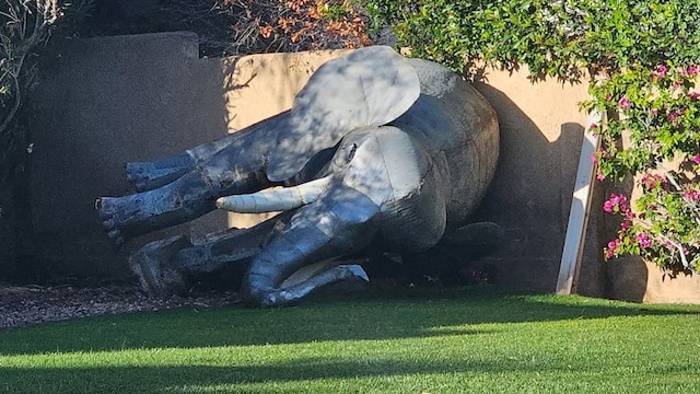 Un vecino llama a la policía por 'elefante muerto' en el jardín… y se vuelve viral