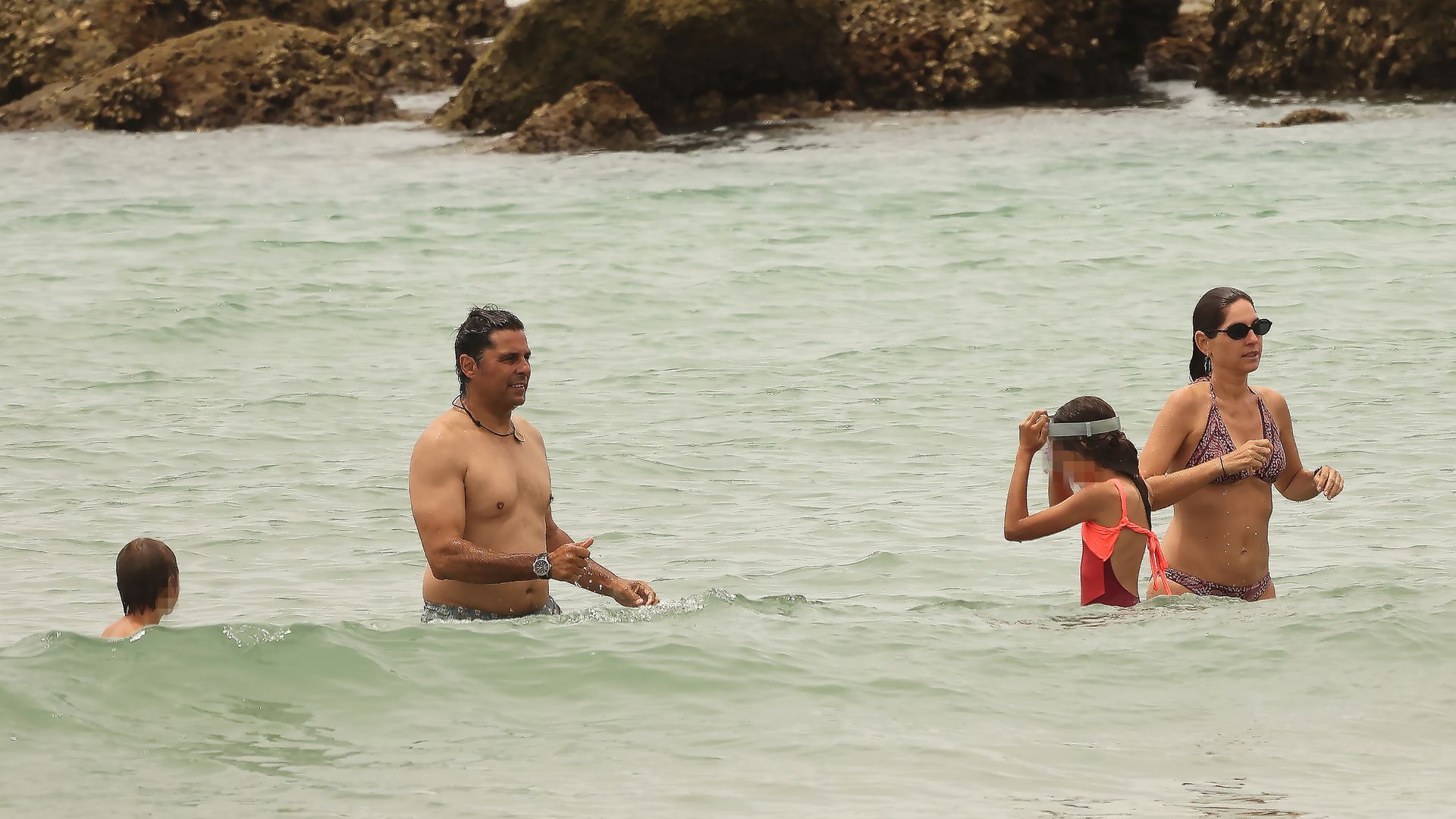 Fran Rivera y Lourdes Montes con sus hijos bañándose en el mar