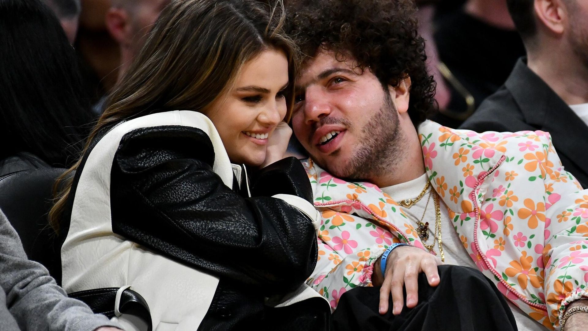 Selena Gomez y Benny Blanco derrochan miel en su primera aparición pública de 2024