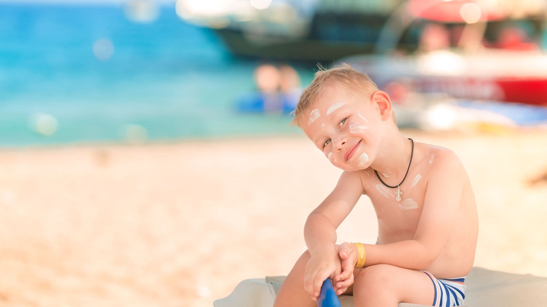 No solo son las quemaduras: el sol puede provocar enfermedades en tu hijo si no se protege bien
