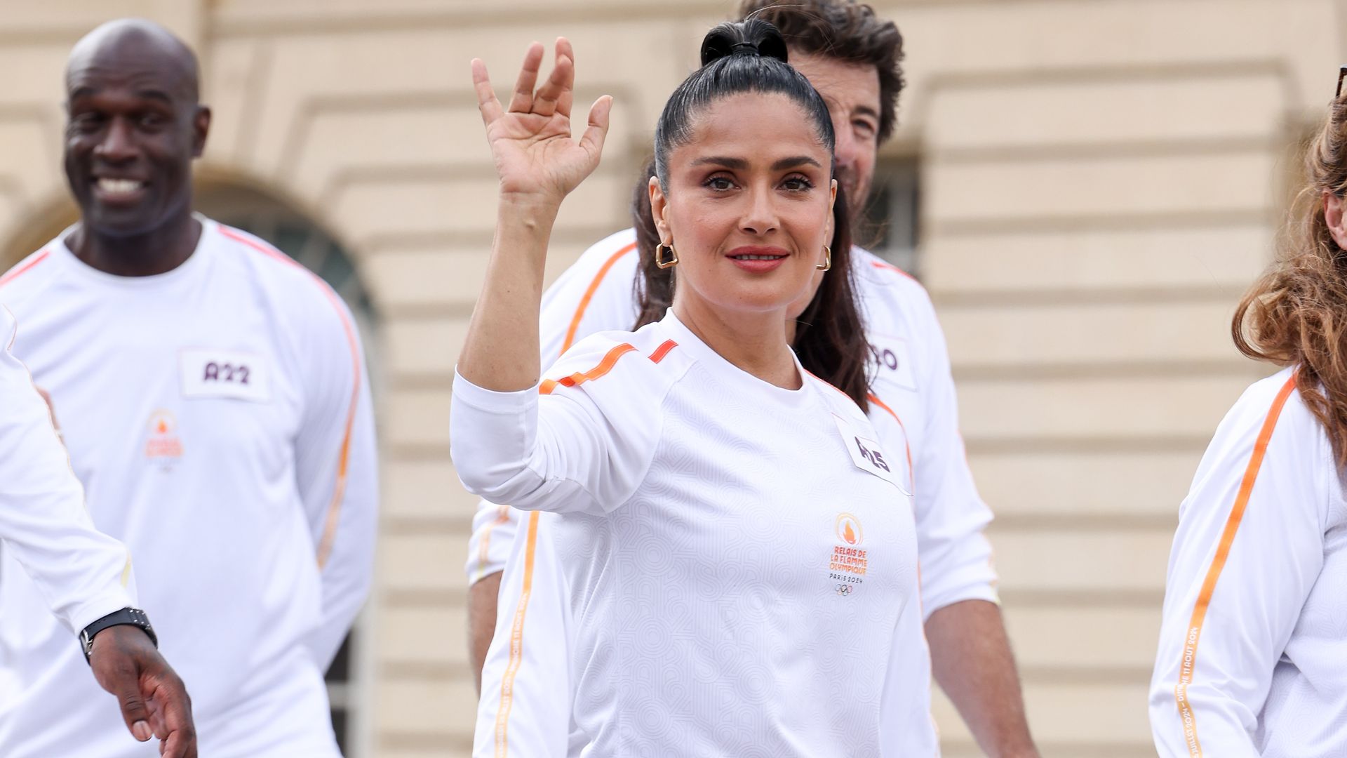 Salma Hayek porta la antorcha olímpica y conquista Versalles con su 'beauty look'