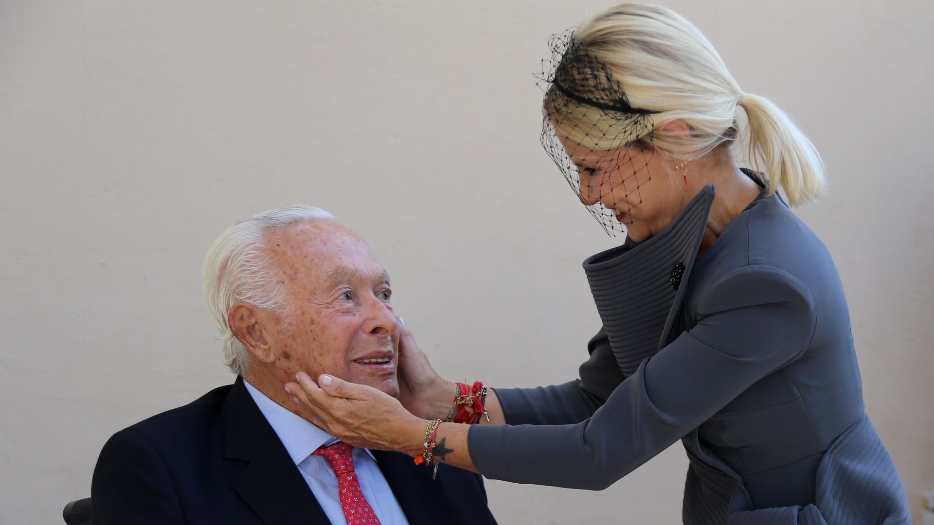 El tierno gesto de Eugenia Martínez de Irujo con el torero Curro Romero en la boda de Cayetano: "Llámanos un día para comer"