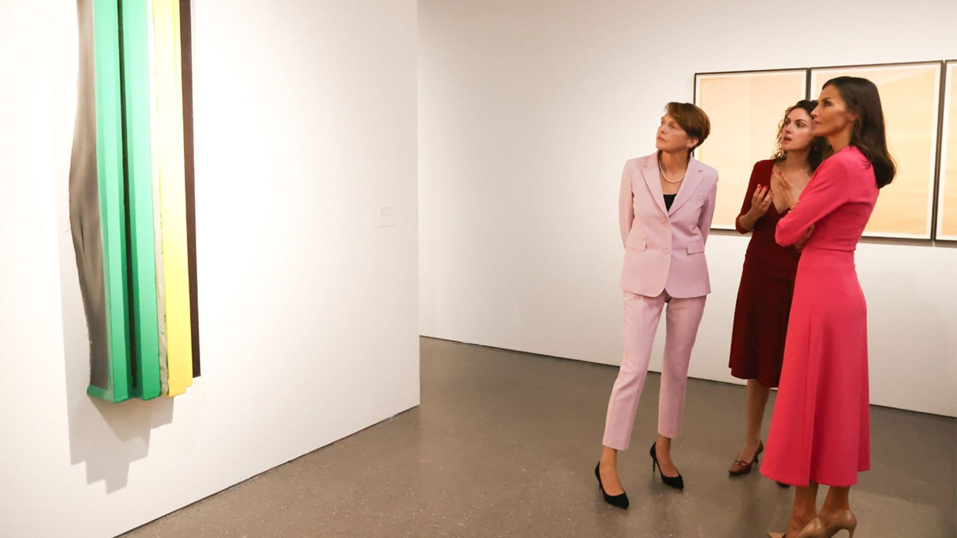 La Reina, acompañada de la primera dama alemana, visita una exposición de artistas españolas