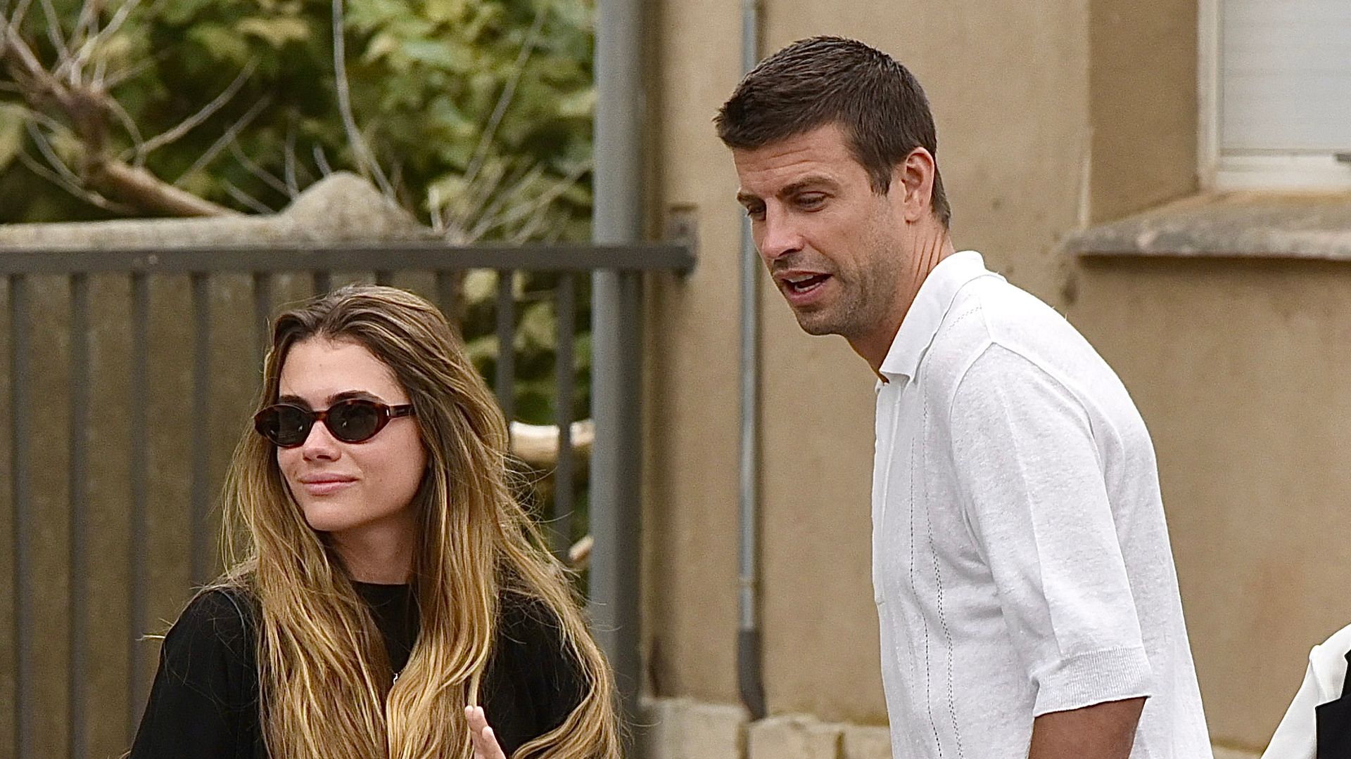 Gerard Piqué da el último adiós a su abuela acompañado por su novia, Clara Chía