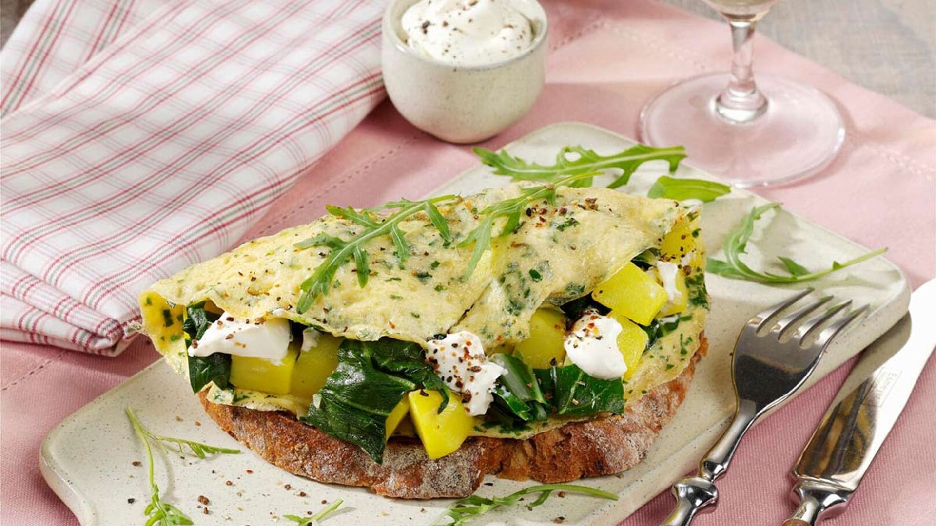 Tosta de tortilla rellena de patata y acelgas