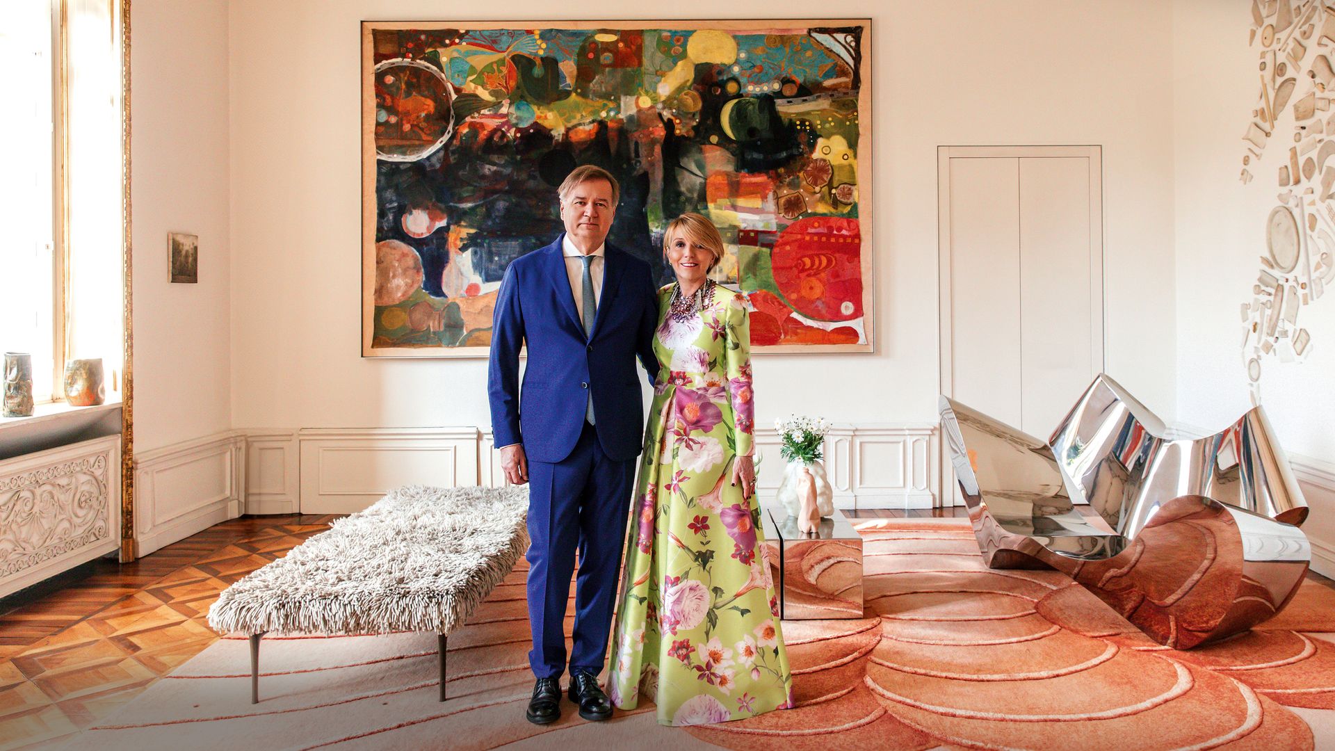 Patrizia con su marido, Agostino Re Rebaudengo, fundador de Asja Ambiente Italia, en el salón, presidido por un cuadro de Justin Caguiat. A la derecha de ellos, hay un sillón plateado de Ron Arad y, en la pared, una escultura de Tony Cragg. 