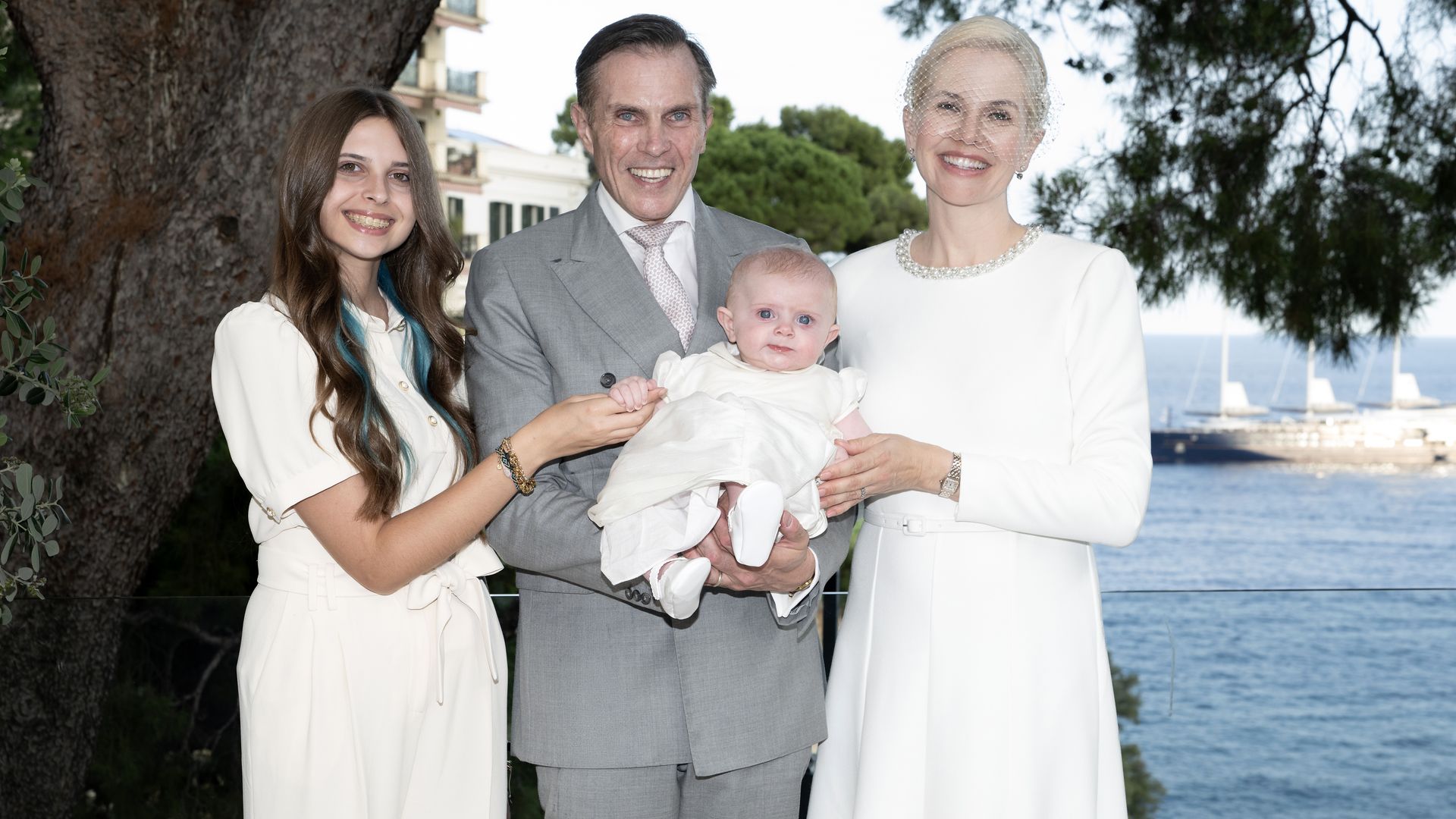 La princesa Isabel de Orleans con su padre, Carlos Felipe, su mujer, Naomi, y su hermana Élisabeth