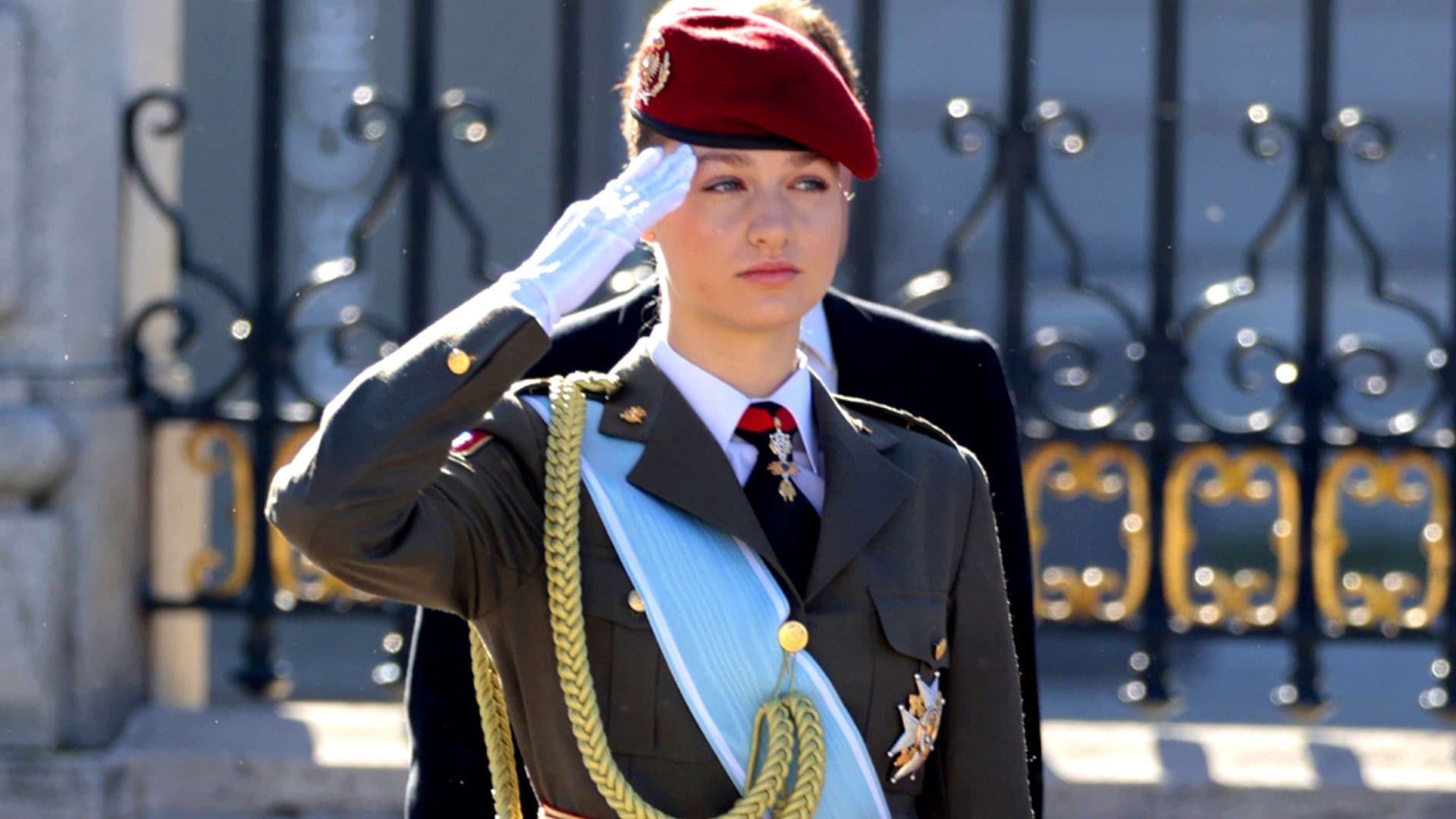El uniforme de Leonor en su debut en la Pascua Militar, con la banda azul de la Gran Cruz de la Orden de Carlos III