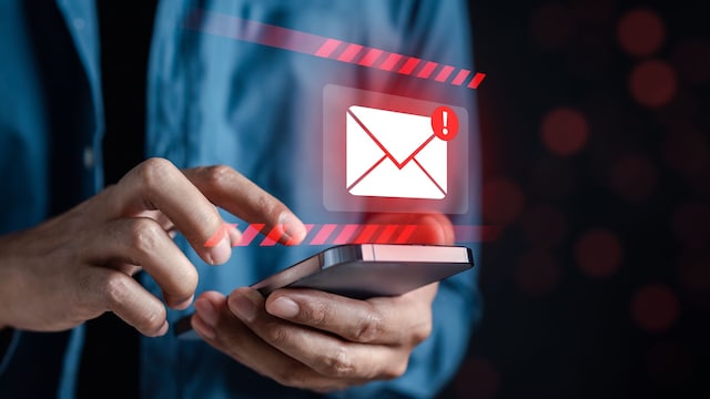 Alerta de virus en la bandeja de entrada de correo electrónico y spam con advertencia de precaución para notificación en la protección de seguridad de cartas de Internet, correo basura y correo no deseado e información comprometida.