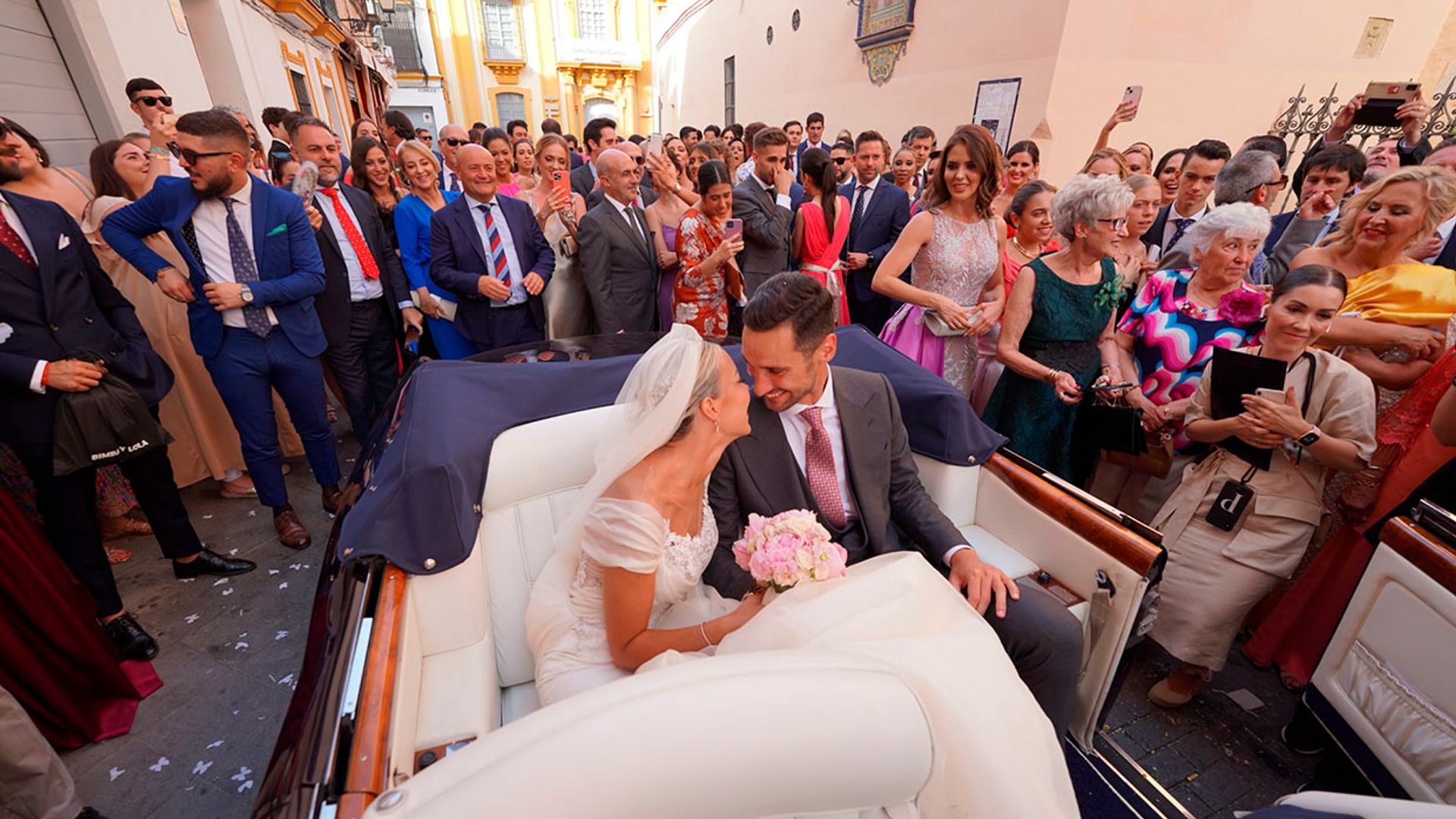 La espectacular boda con embrujo sevillano del futbolista Sergio Rico y la modelo Alba Silva