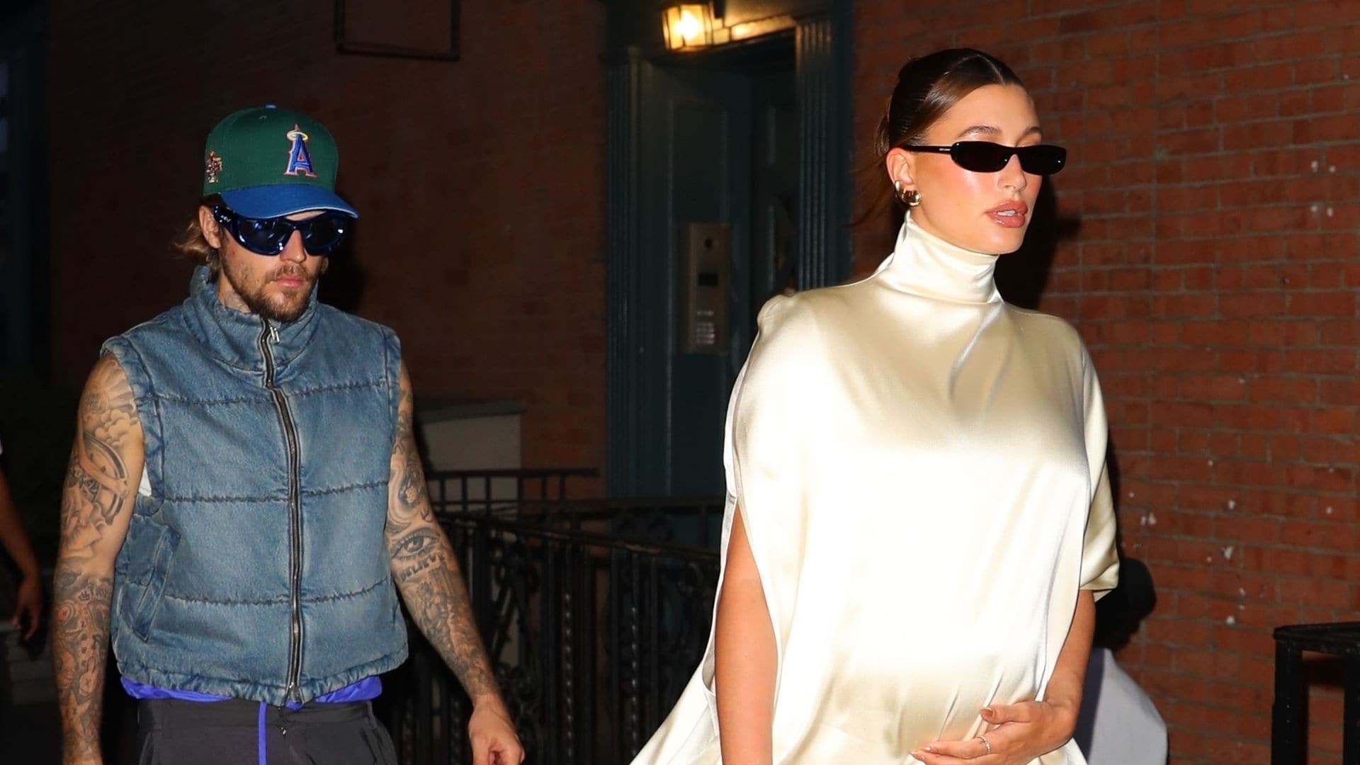 El estilo premamá de Hailey Bieber en Nueva York: sensual mono de encaje y vestido de lujo silencioso