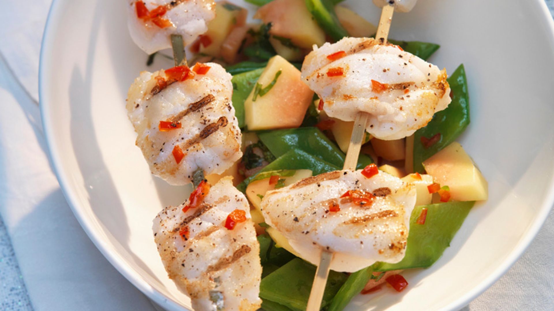 Brochetas de rape con ensalada de papaya